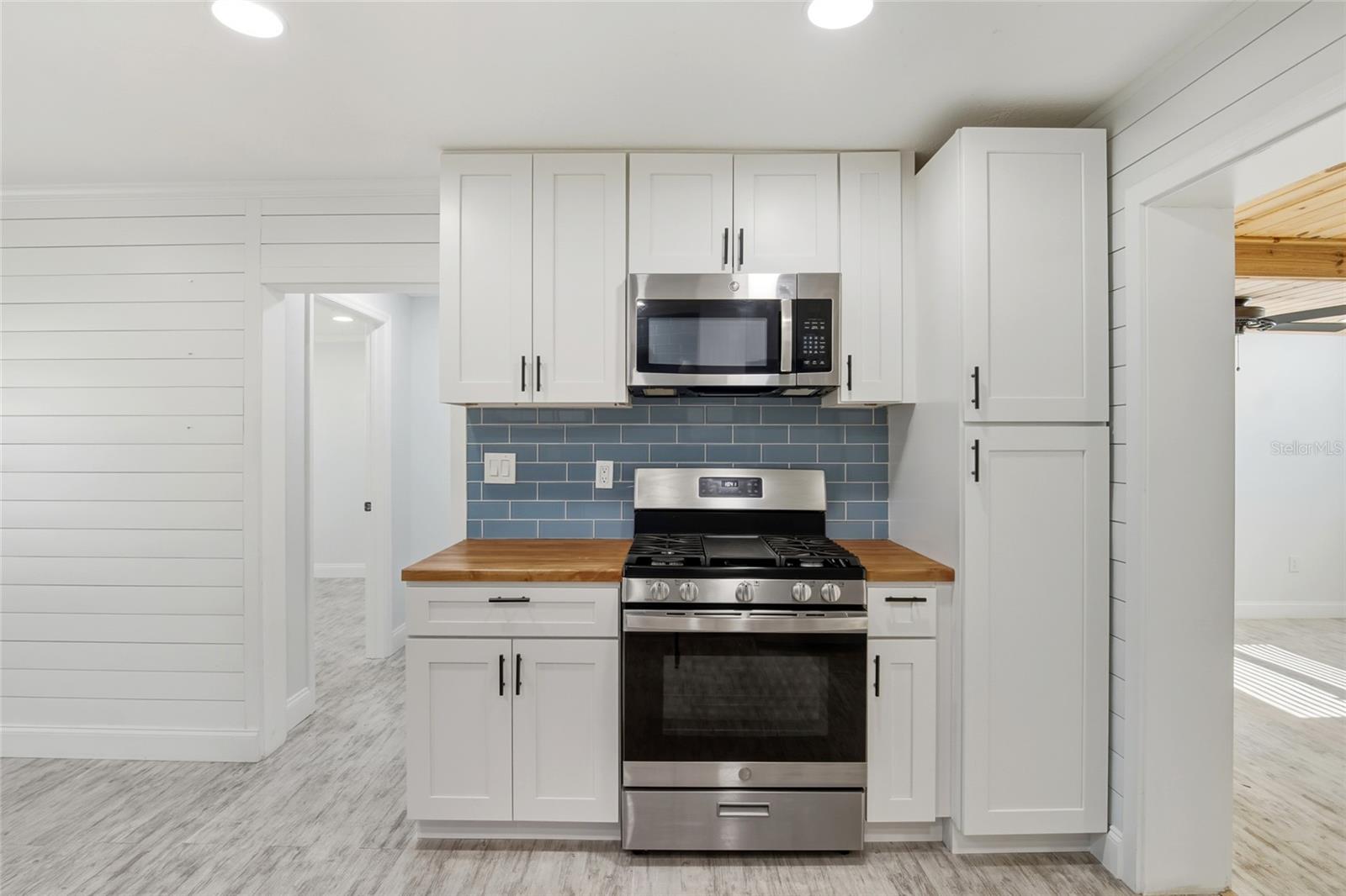 Image 9 of 39 For 702 Eleanore Avenue