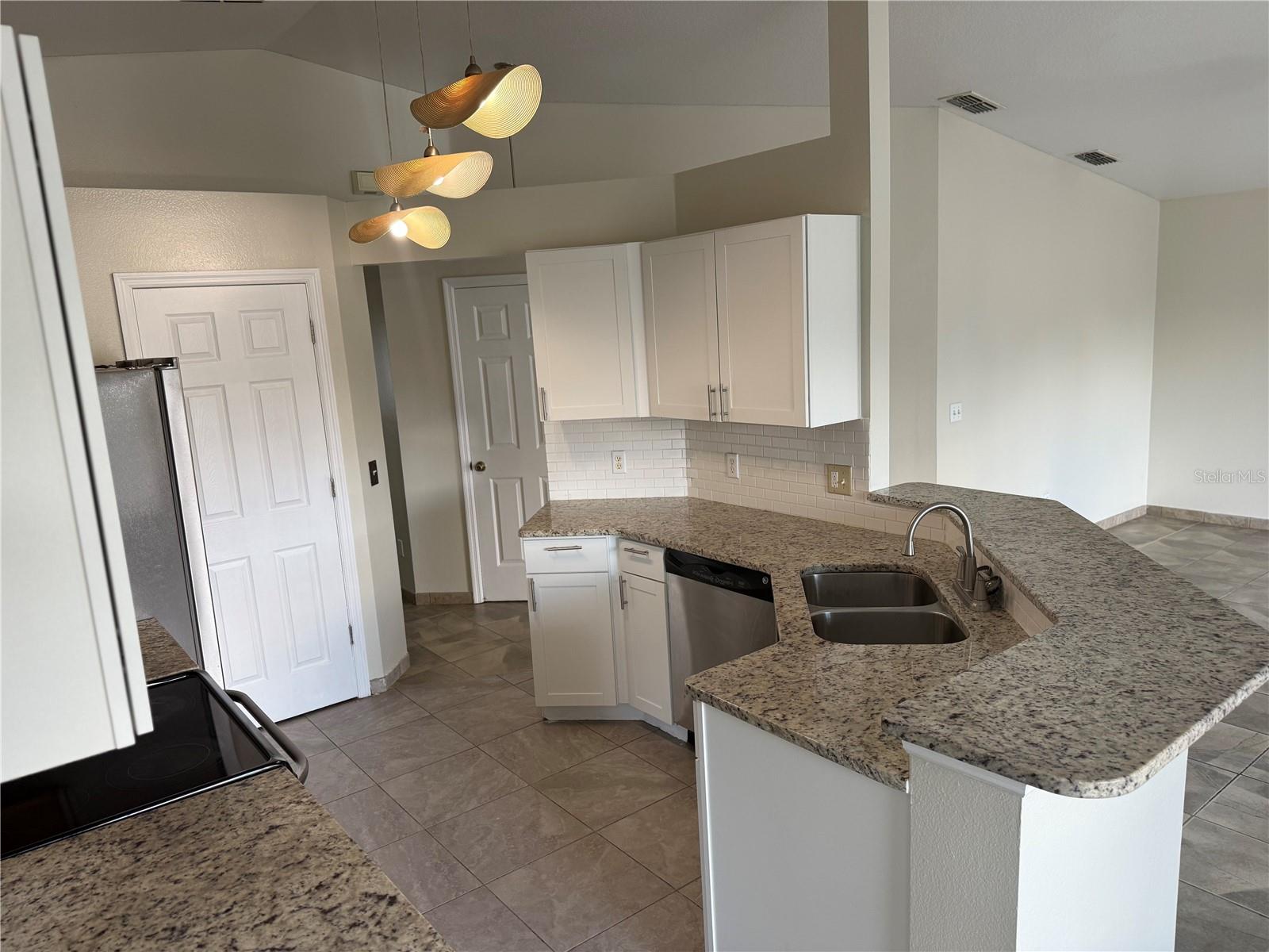 Image 4 of 14 For 711 Walnut Avenue