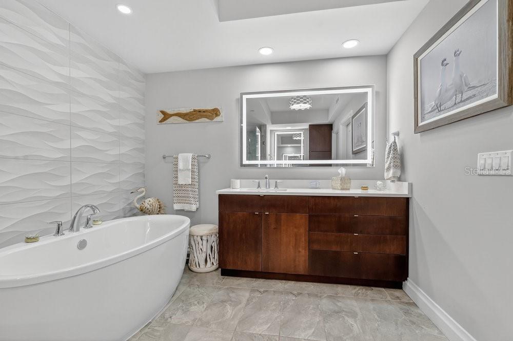 Listing photo id 21 for 800 Collany Road 302