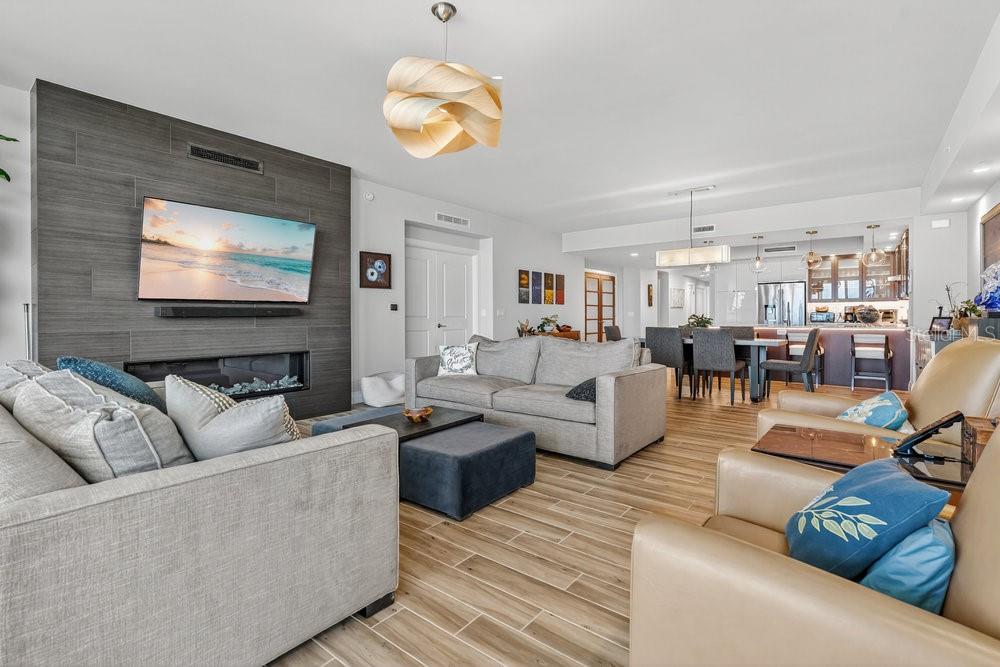 Listing photo id 3 for 800 Collany Road 302