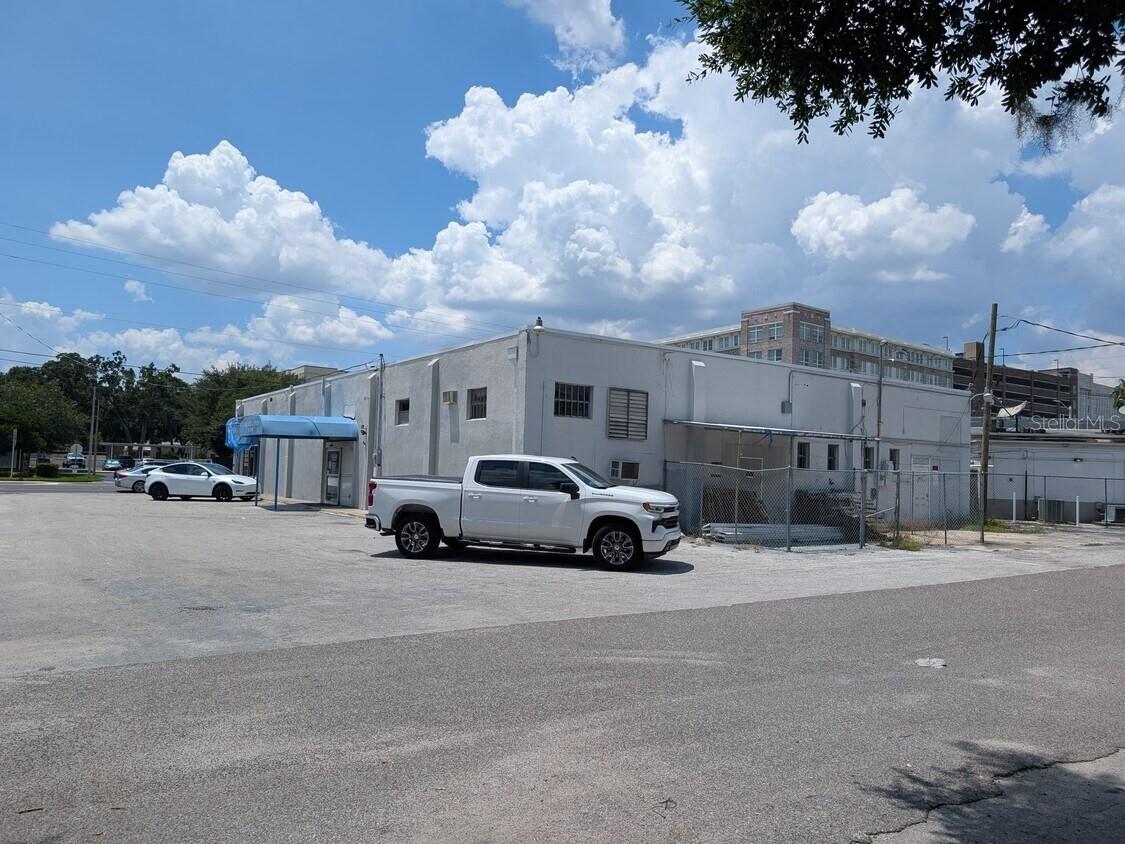 Image 3 of 12 For 915 Orange Avenue