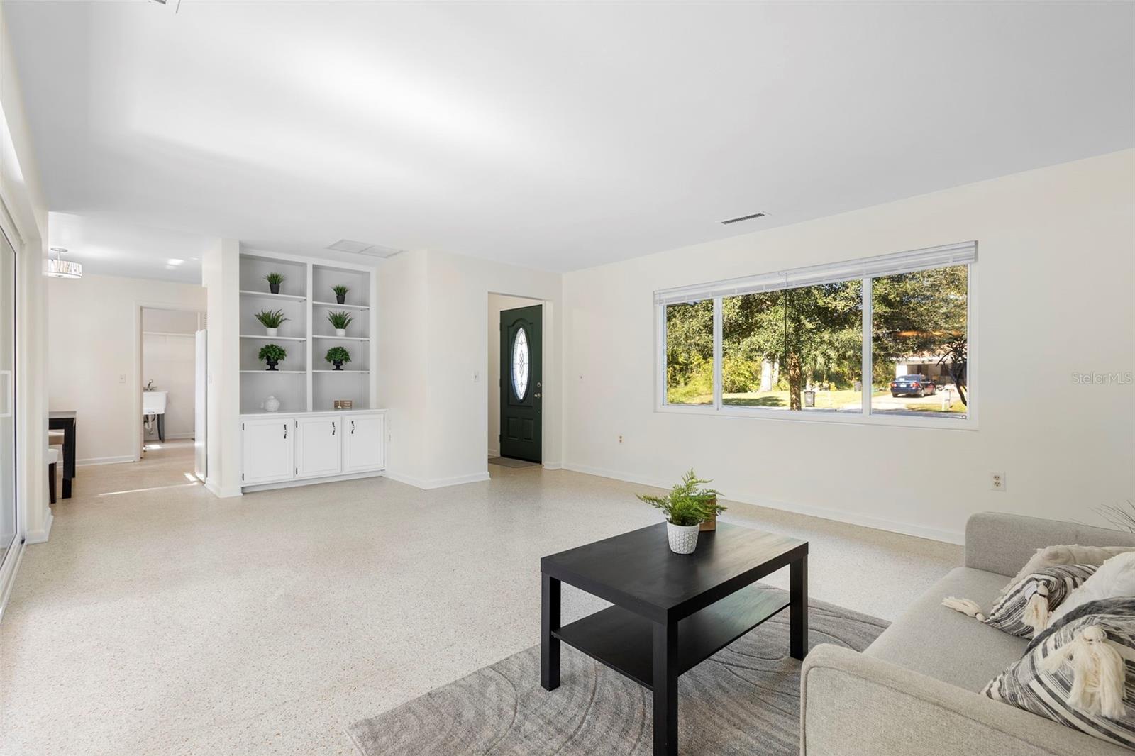 Image 14 of 78 For 353 Lake Crescent Drive