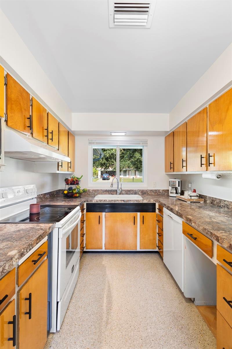 Image 19 of 78 For 353 Lake Crescent Drive