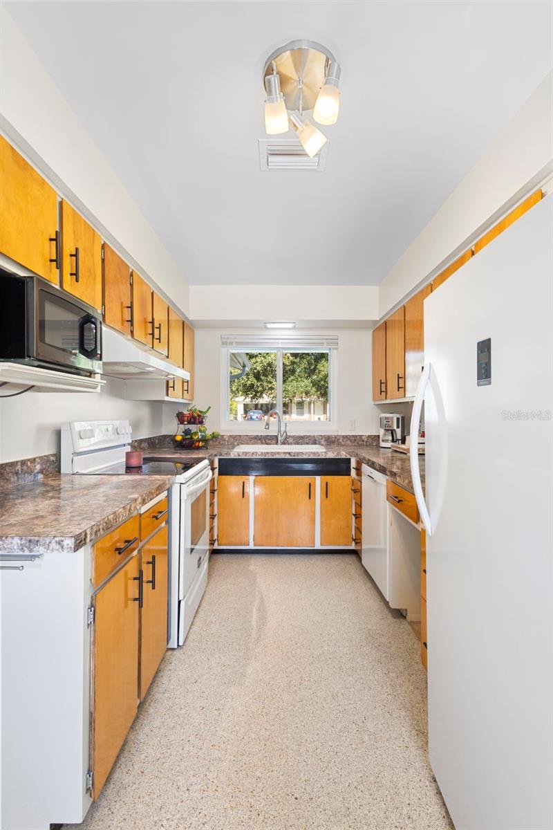 Image 20 of 78 For 353 Lake Crescent Drive