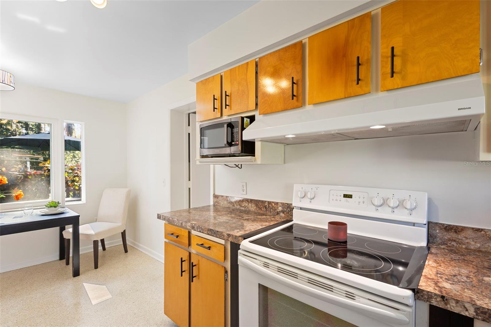 Image 22 of 78 For 353 Lake Crescent Drive