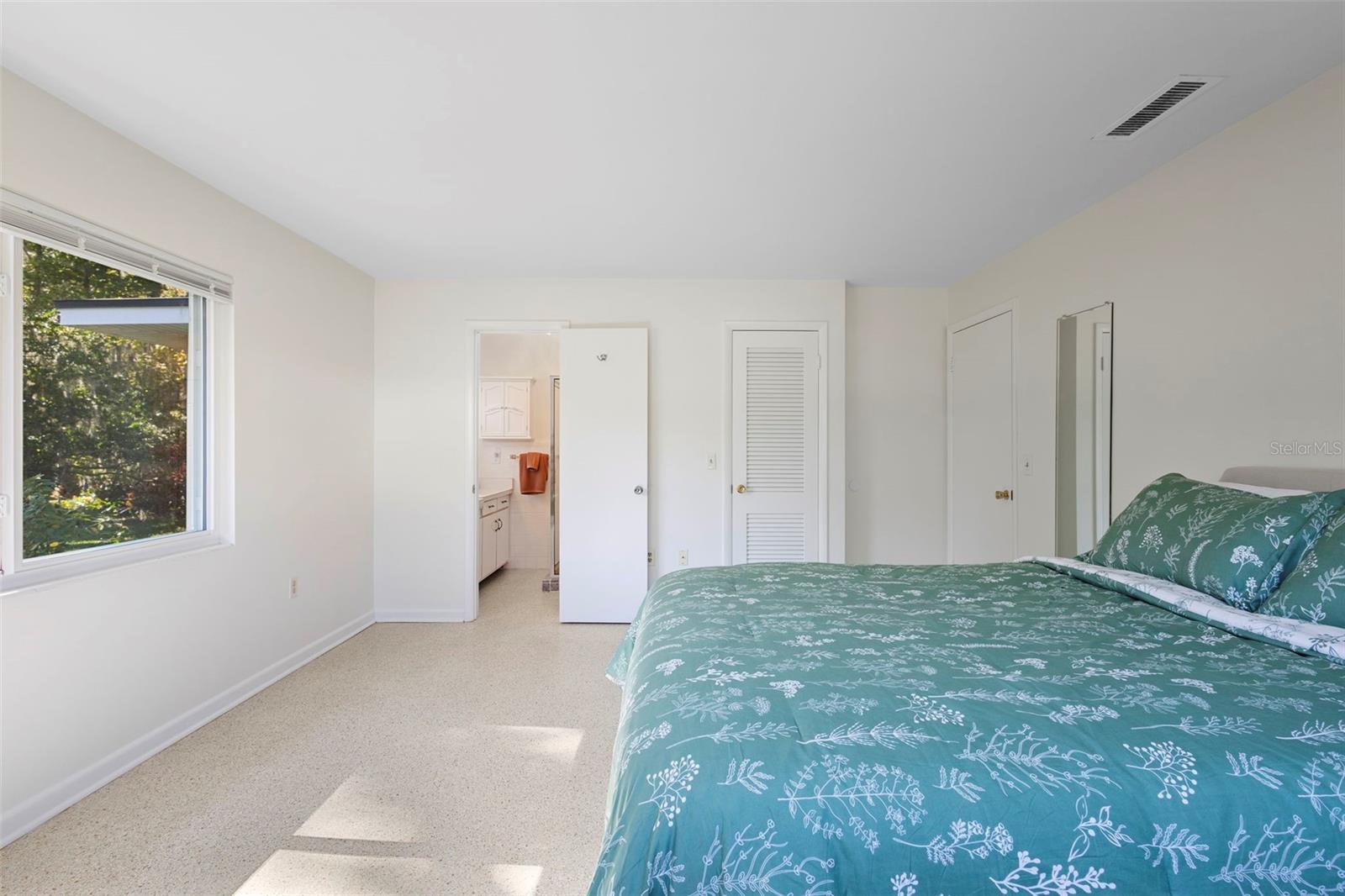 Image 25 of 78 For 353 Lake Crescent Drive