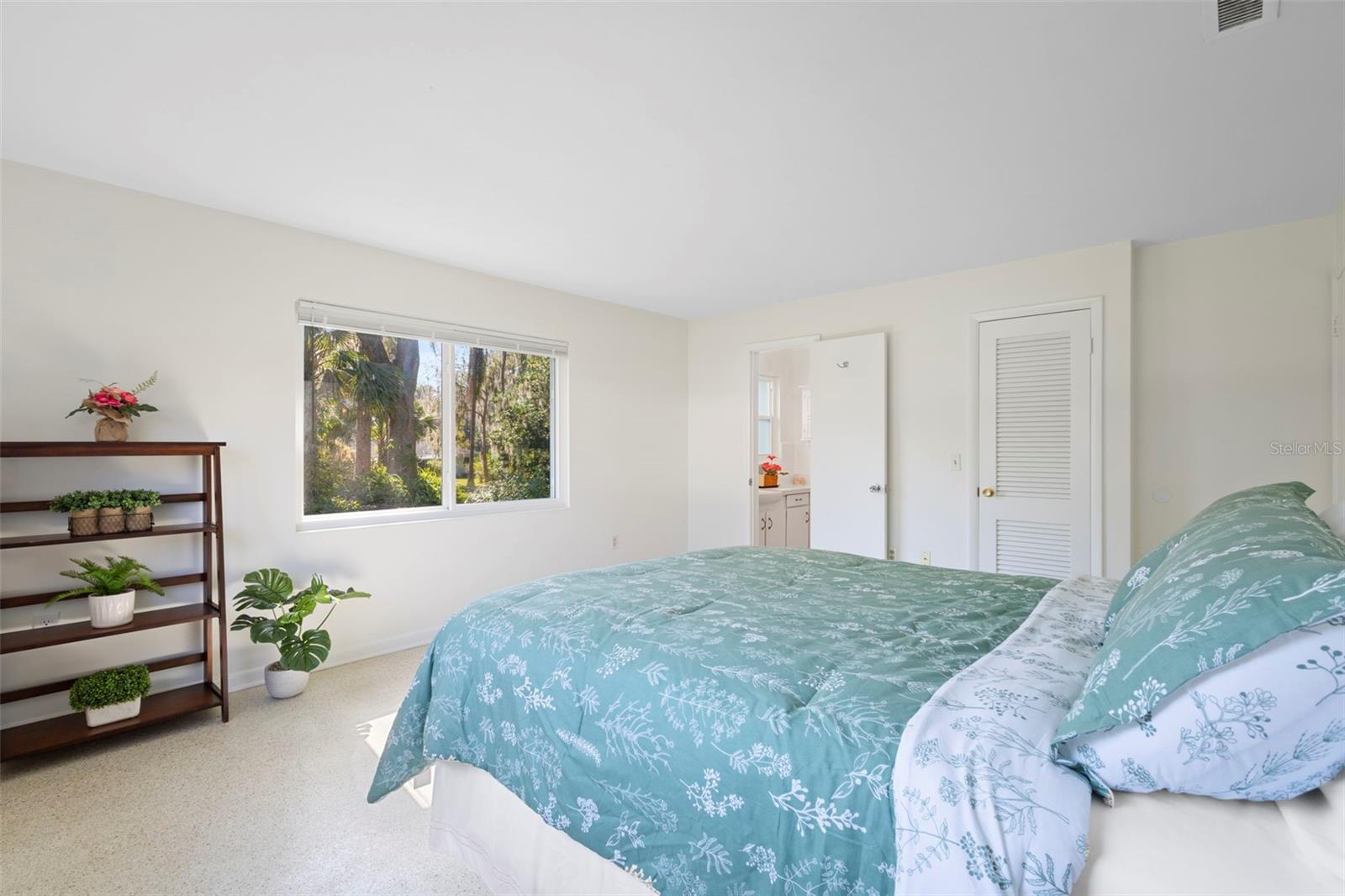 Image 26 of 78 For 353 Lake Crescent Drive