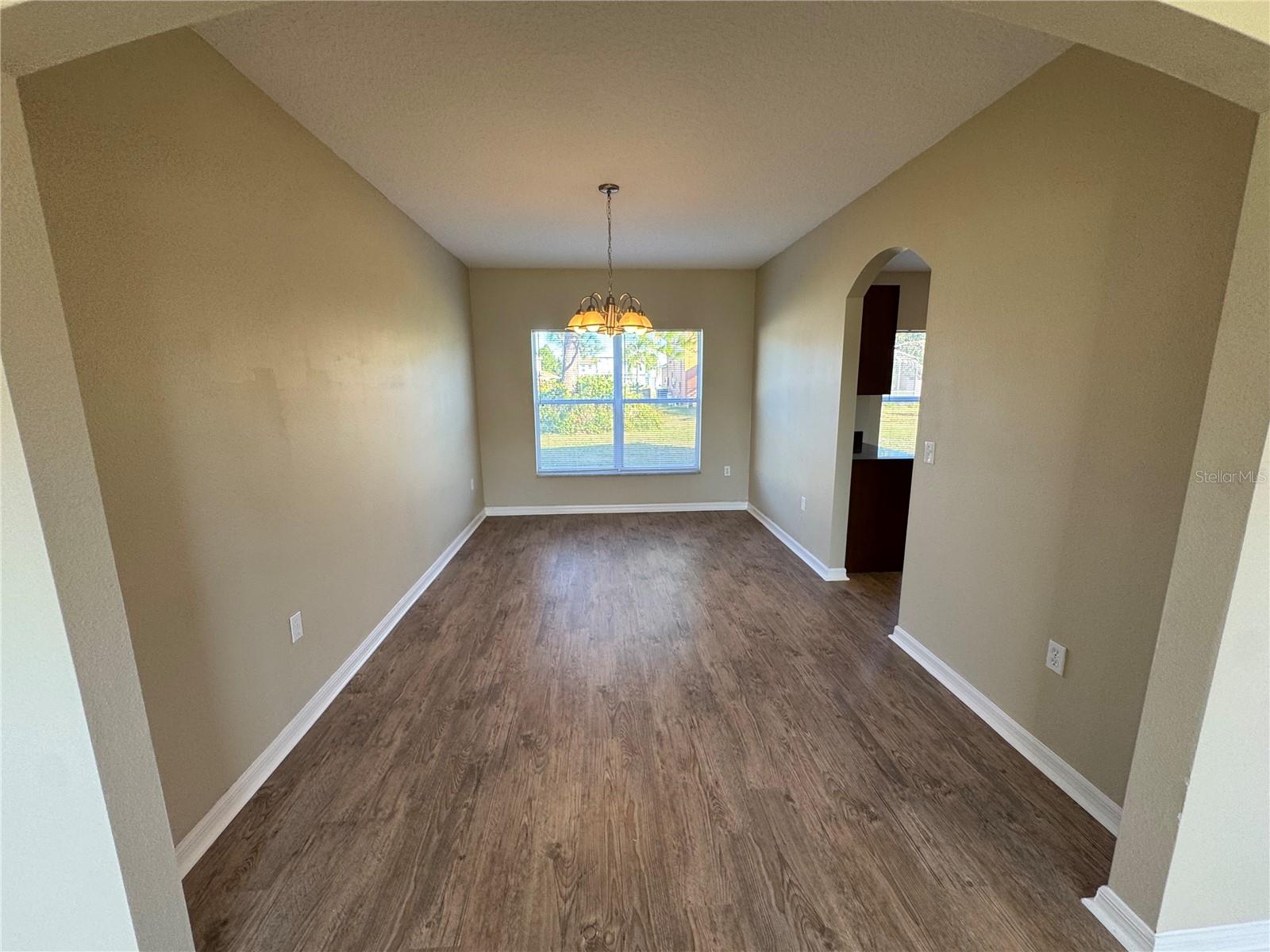 Image 5 of 18 For 681 Basingstoke Court