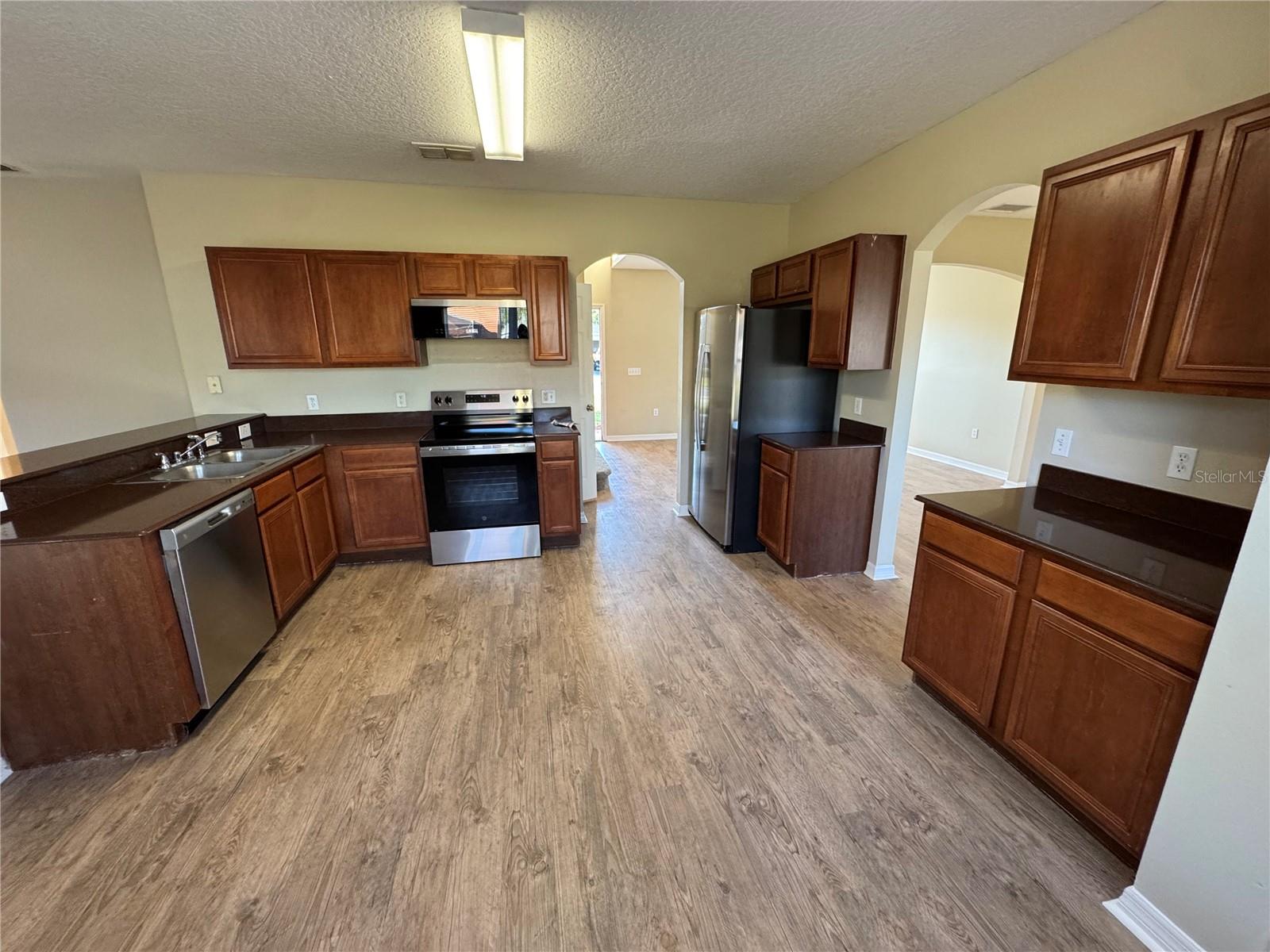 Image 6 of 18 For 681 Basingstoke Court