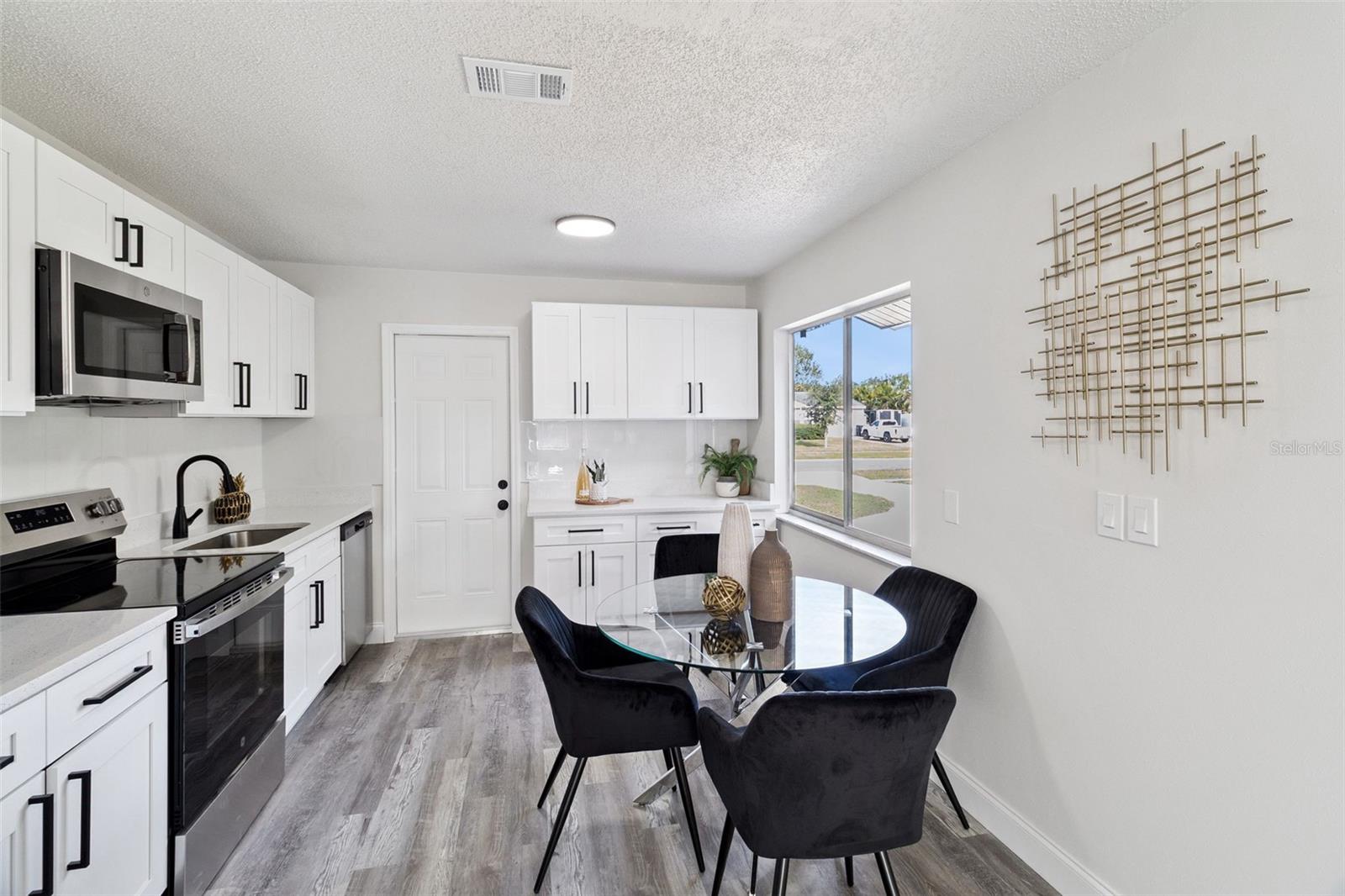 Image 6 of 24 For 1296 Dawn Street Ne