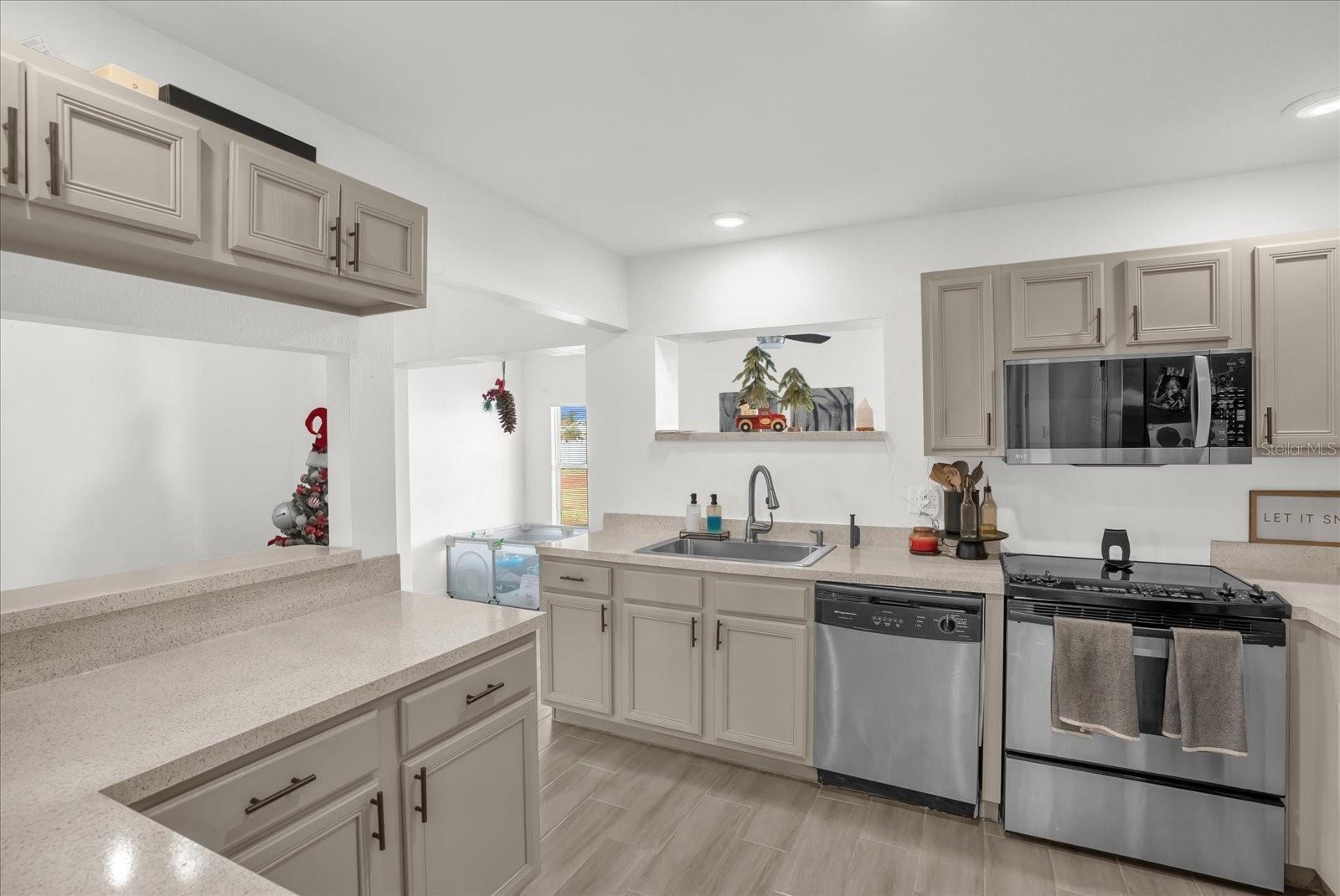 Image 10 of 32 For 812 E. Flag Lane