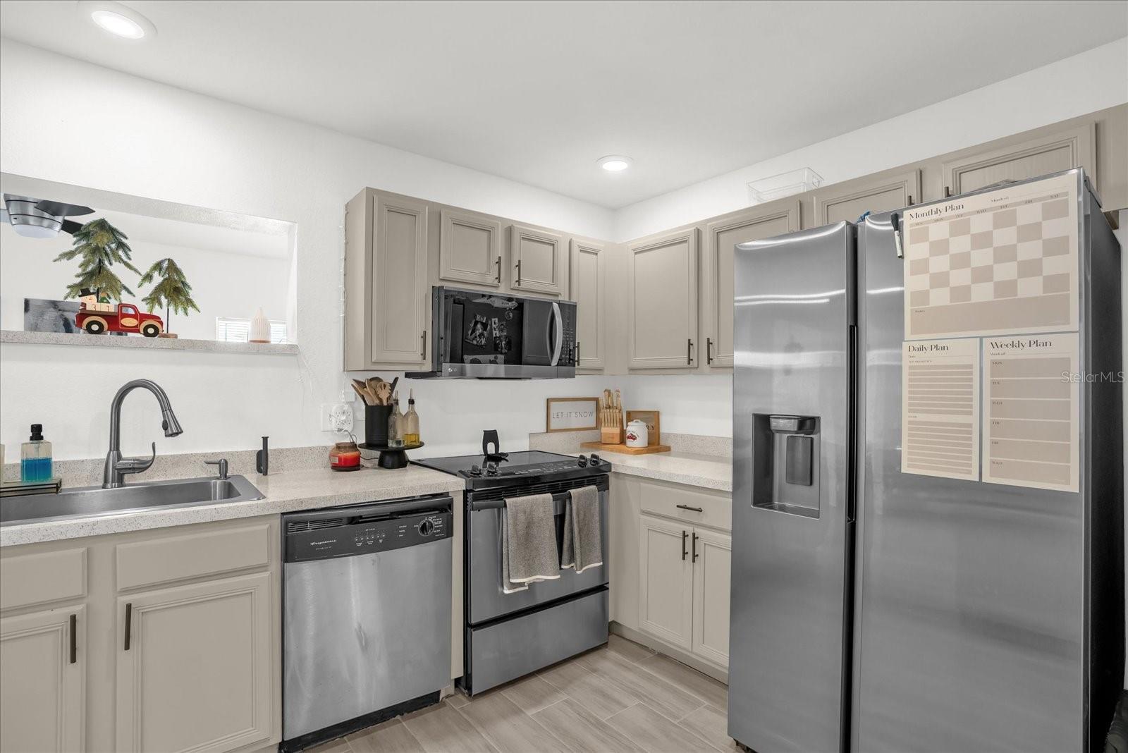 Image 11 of 32 For 812 E. Flag Lane