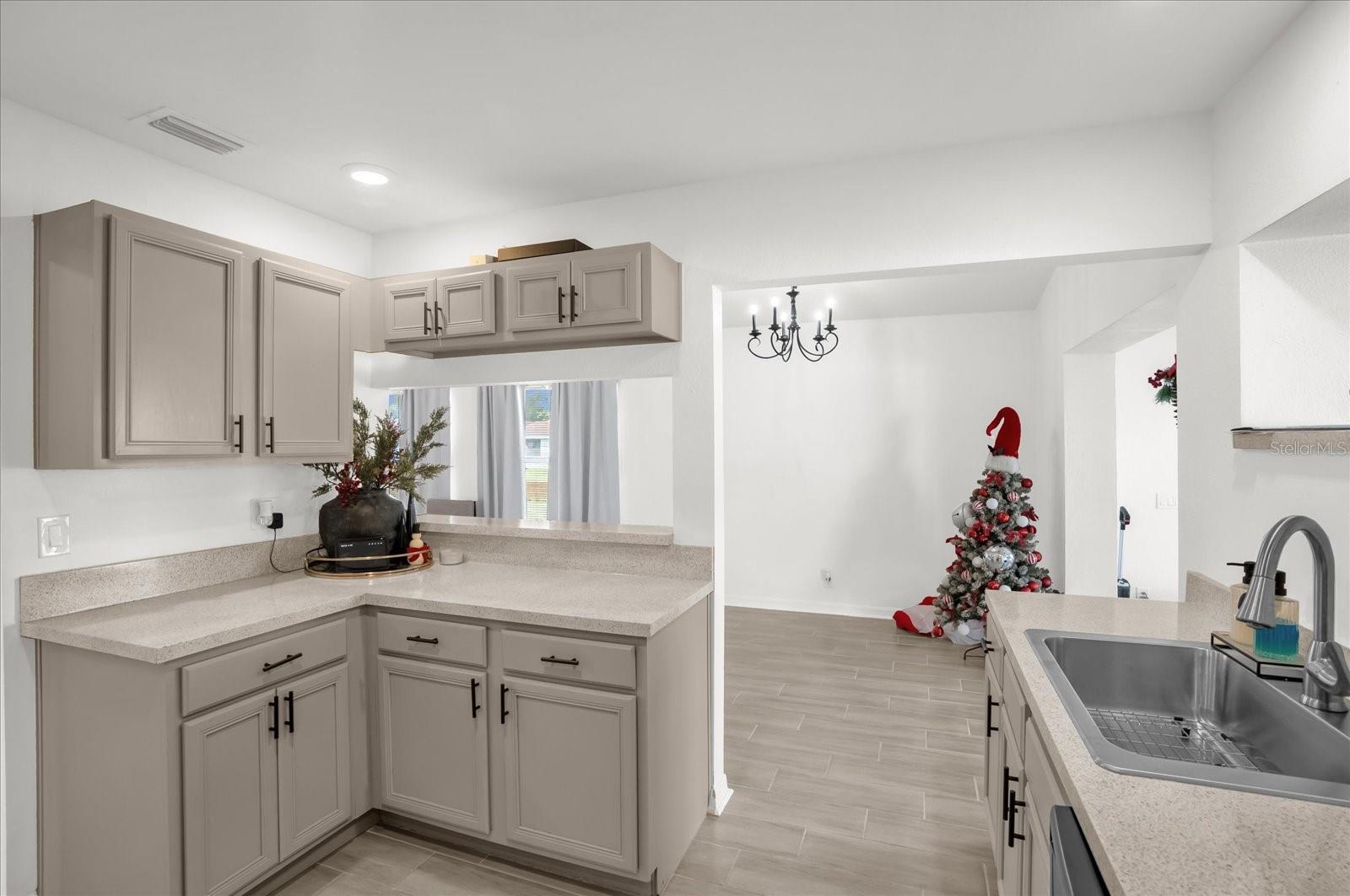 Image 12 of 32 For 812 E. Flag Lane