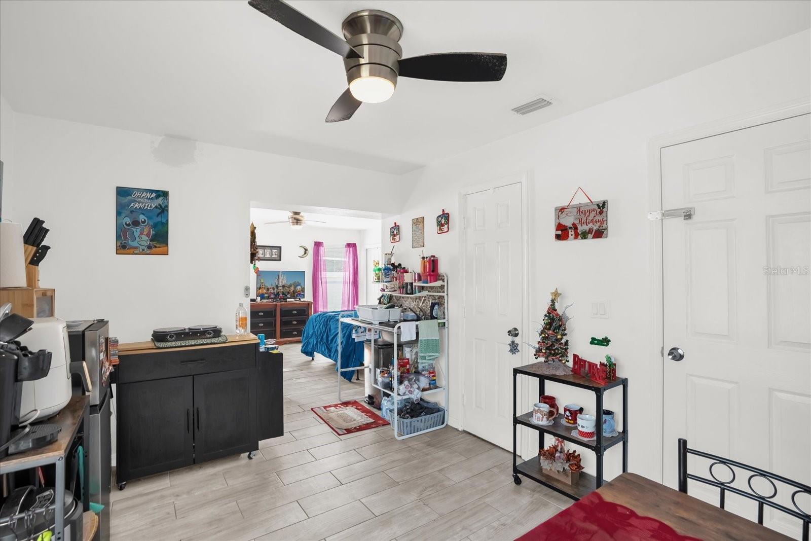 Image 15 of 32 For 812 E. Flag Lane