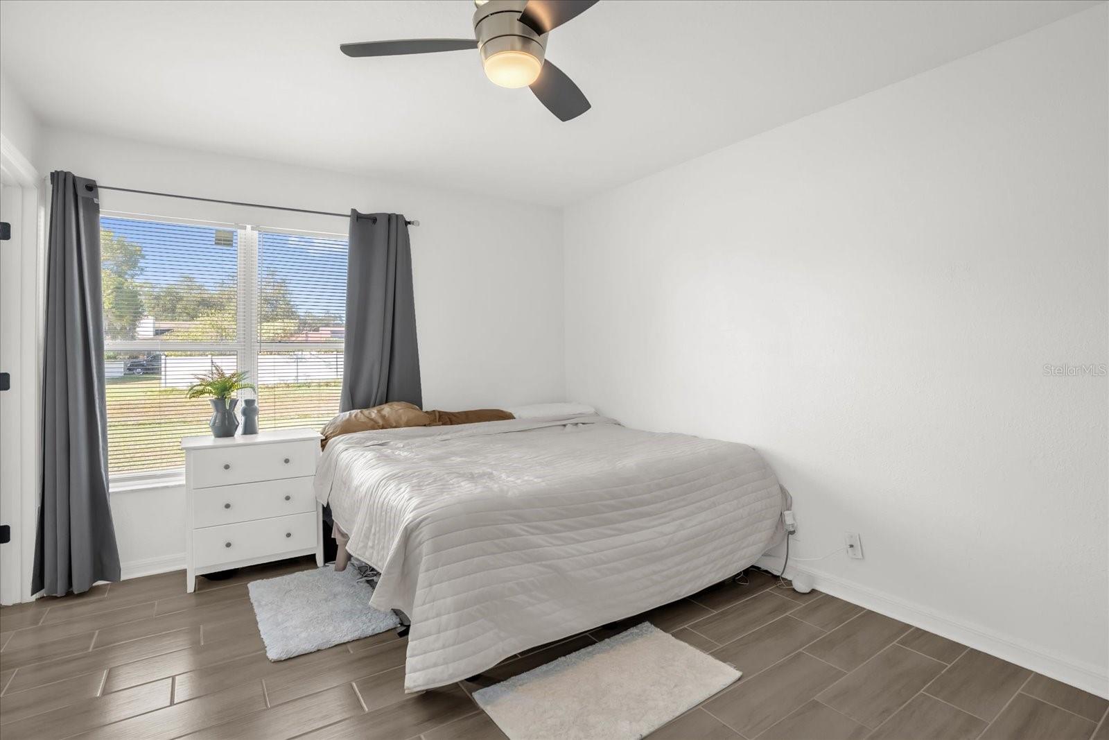 Image 17 of 32 For 812 E. Flag Lane