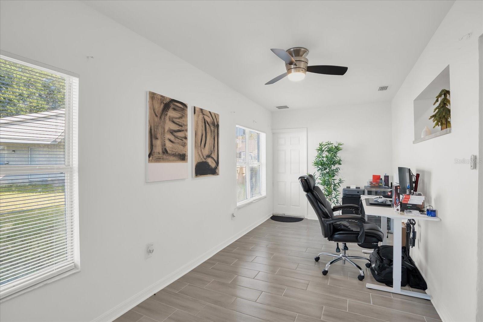 Image 21 of 32 For 812 E. Flag Lane