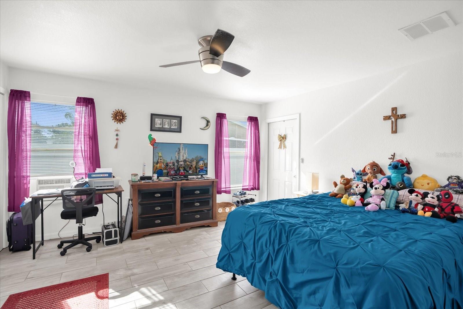 Image 24 of 32 For 812 E. Flag Lane