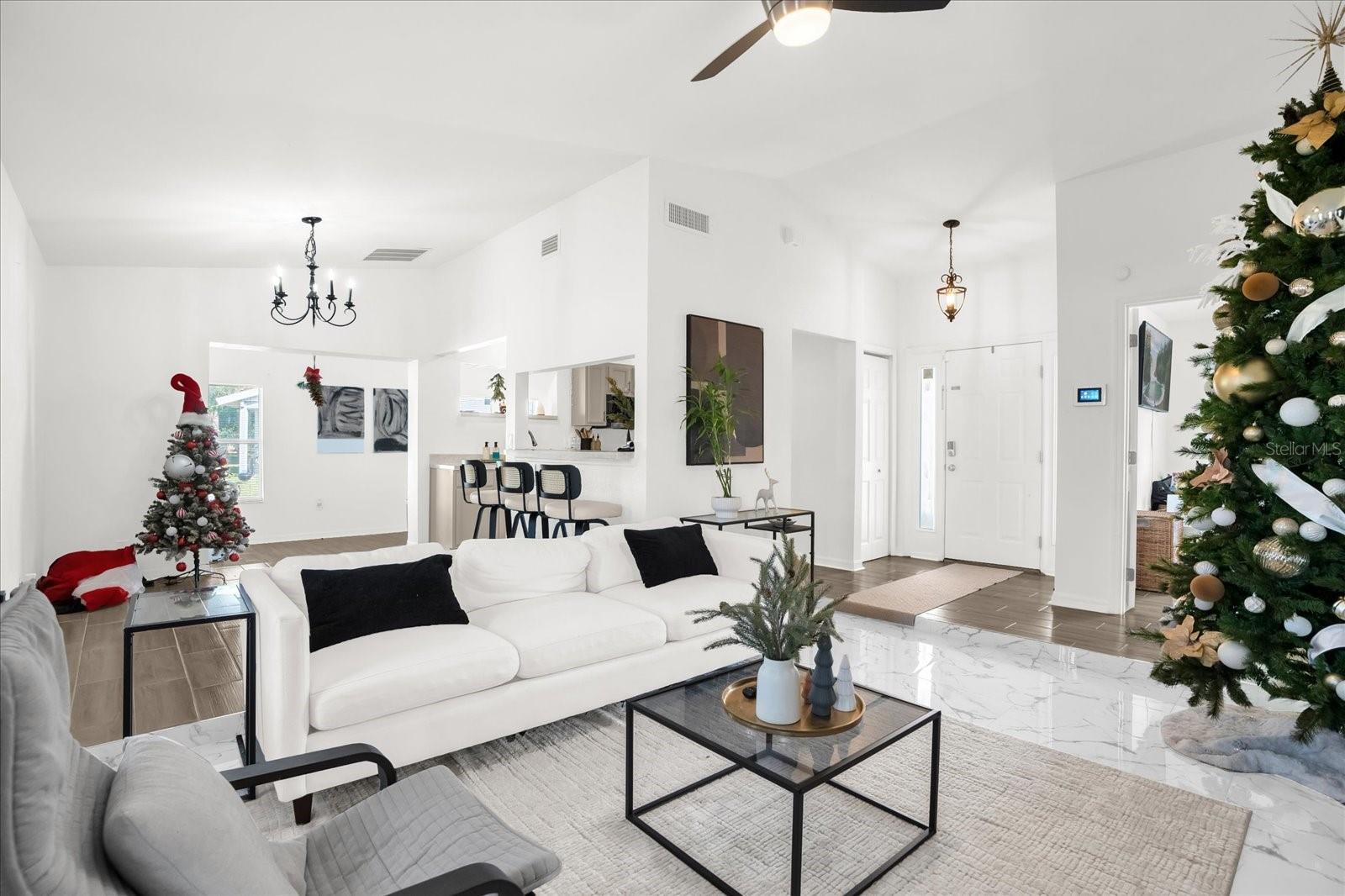 Image 4 of 32 For 812 E. Flag Lane