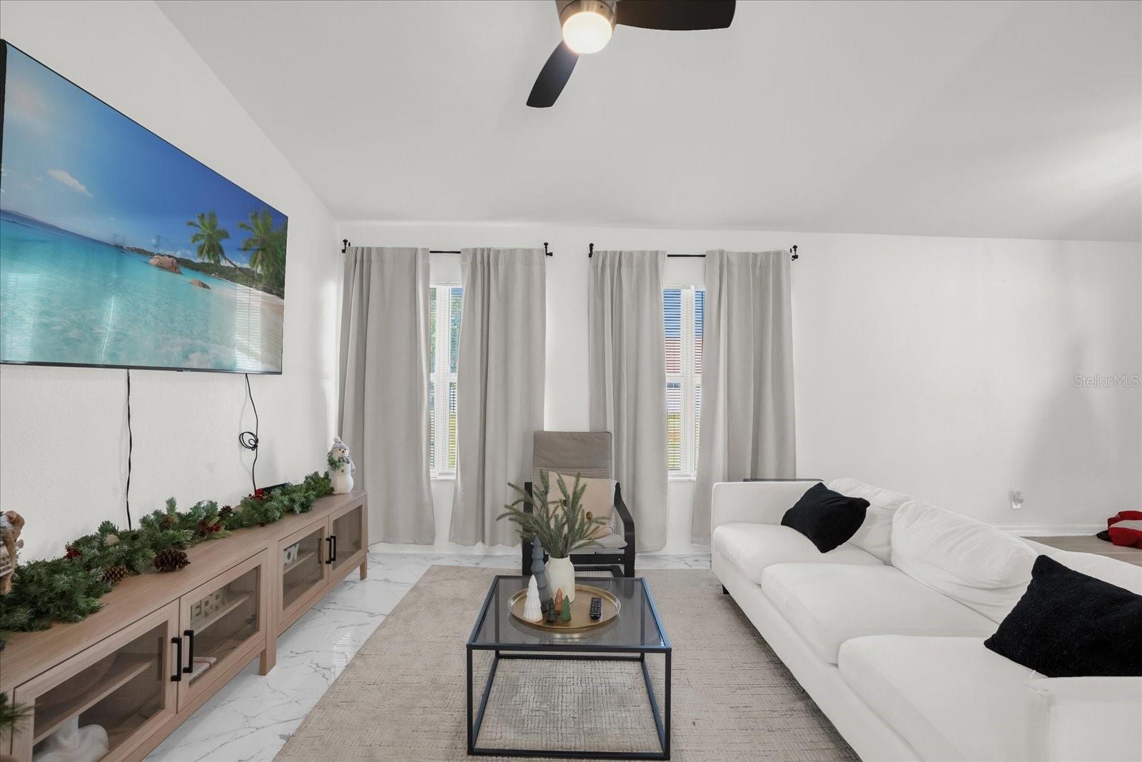 Image 5 of 32 For 812 E. Flag Lane