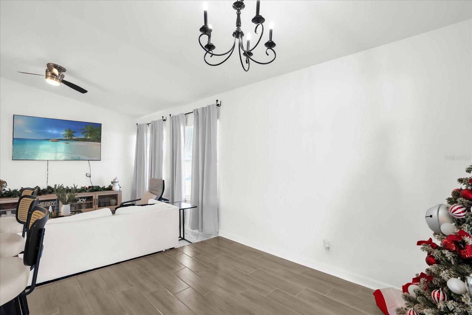 Image 6 of 32 For 812 E. Flag Lane