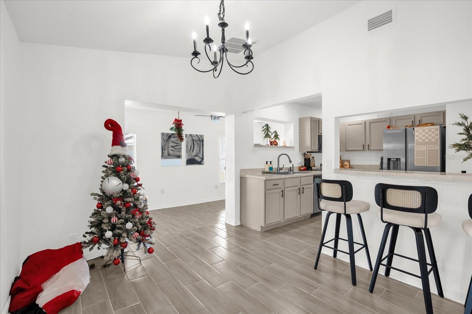 Image 7 of 32 For 812 E. Flag Lane