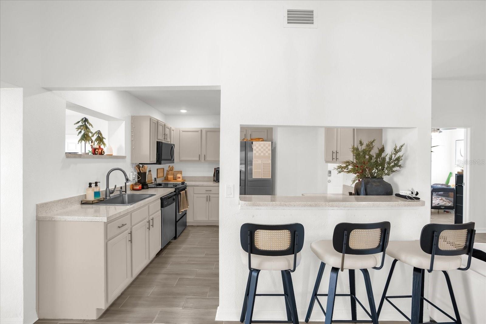 Image 8 of 32 For 812 E. Flag Lane