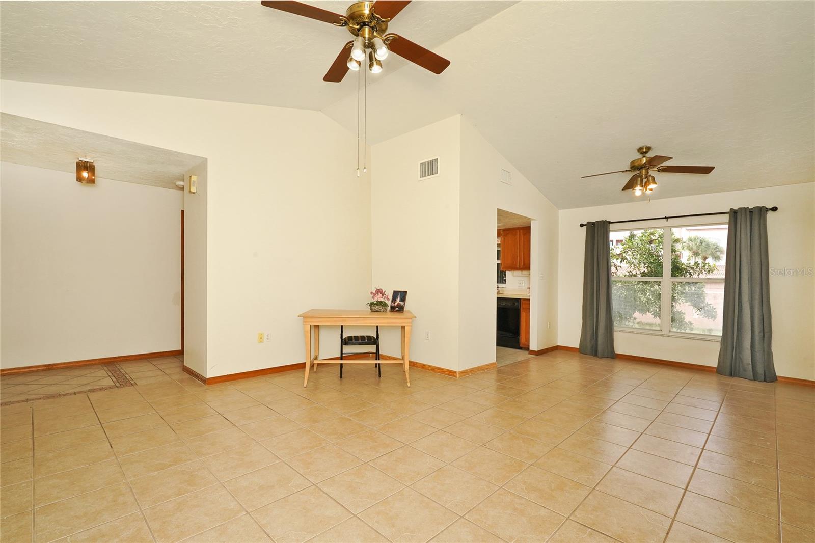 Image 10 of 37 For 385 Island Oaks Place