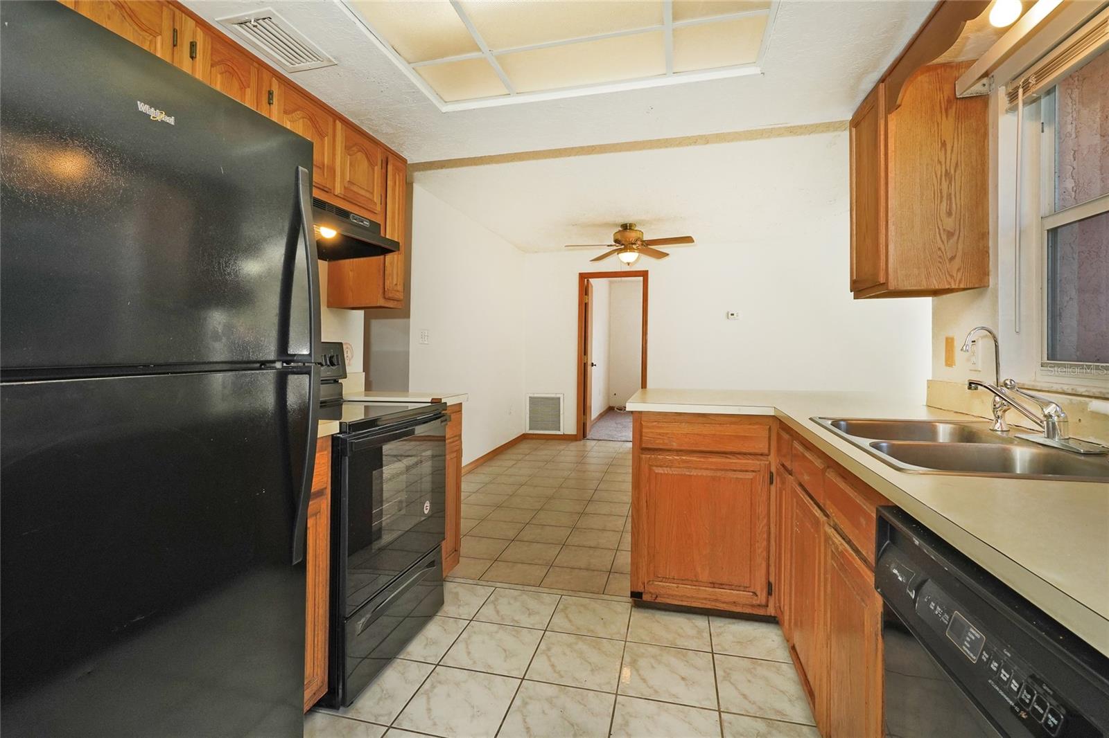 Image 11 of 37 For 385 Island Oaks Place