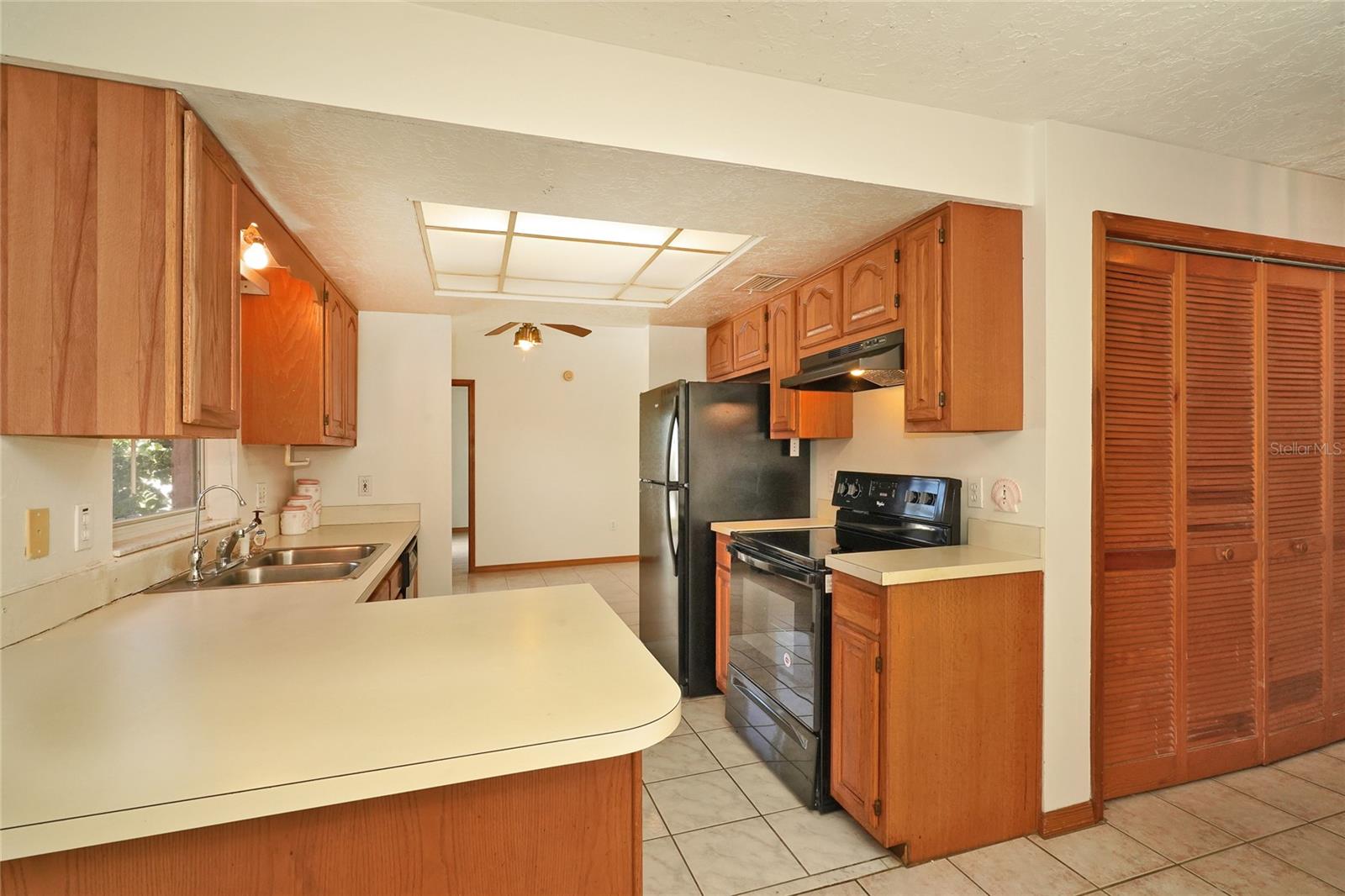 Image 13 of 37 For 385 Island Oaks Place