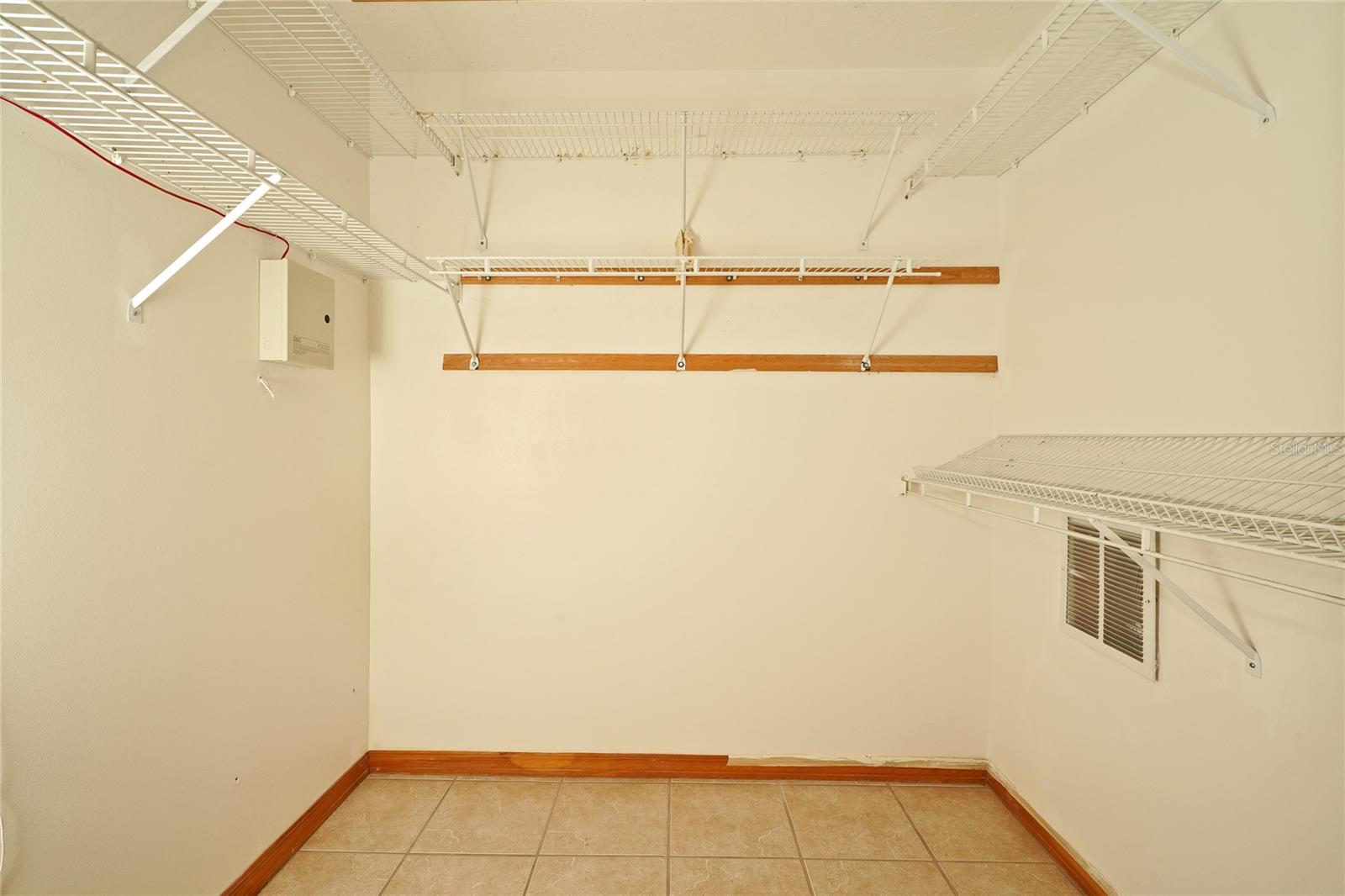 Image 19 of 37 For 385 Island Oaks Place