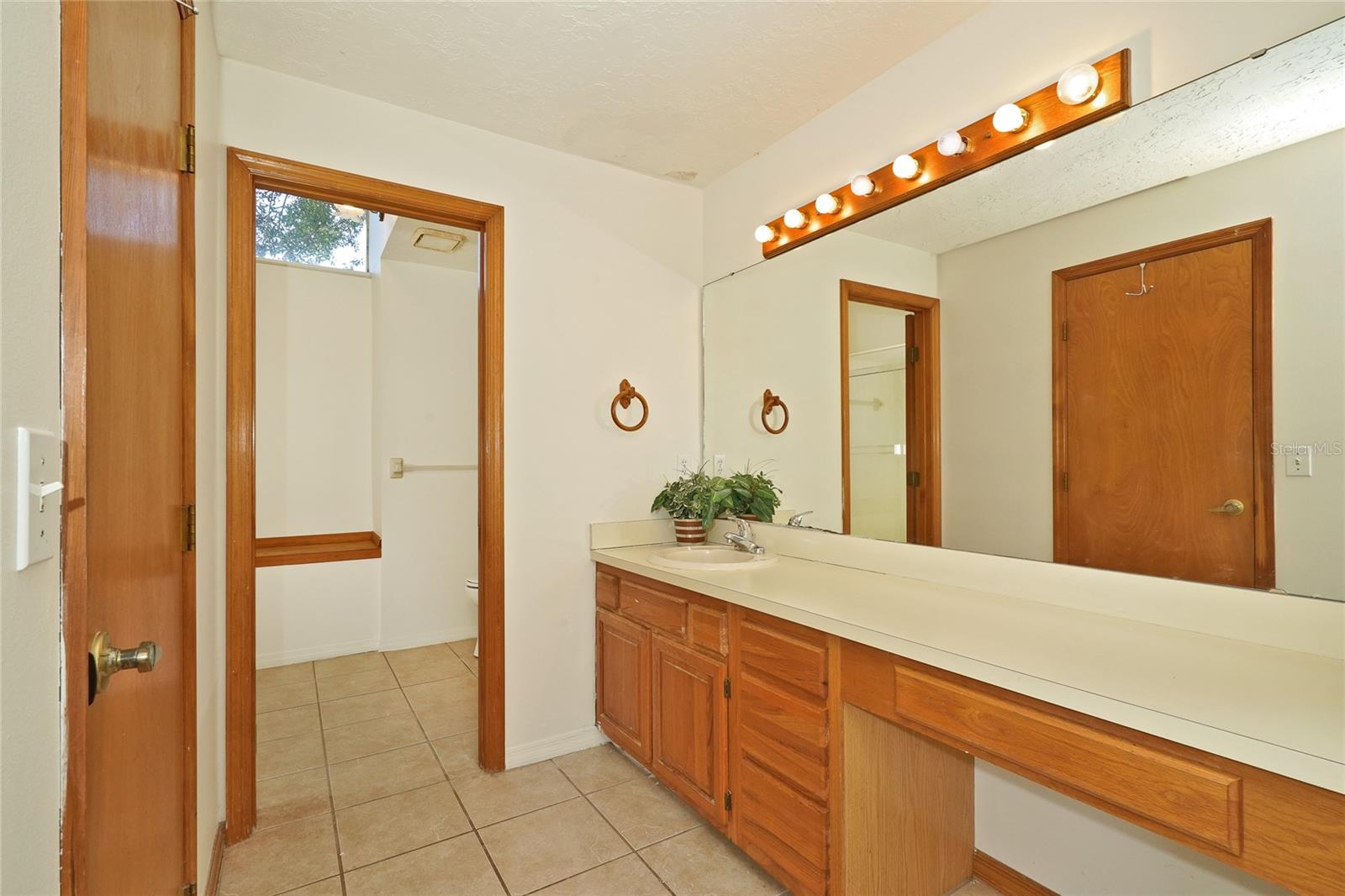 Image 20 of 37 For 385 Island Oaks Place