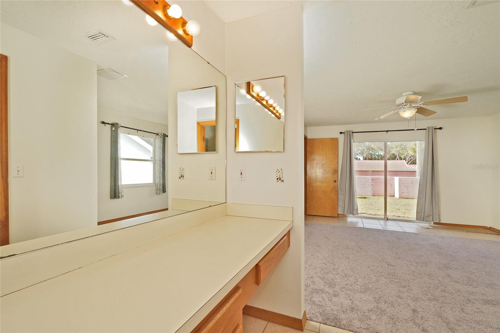 Image 21 of 37 For 385 Island Oaks Place