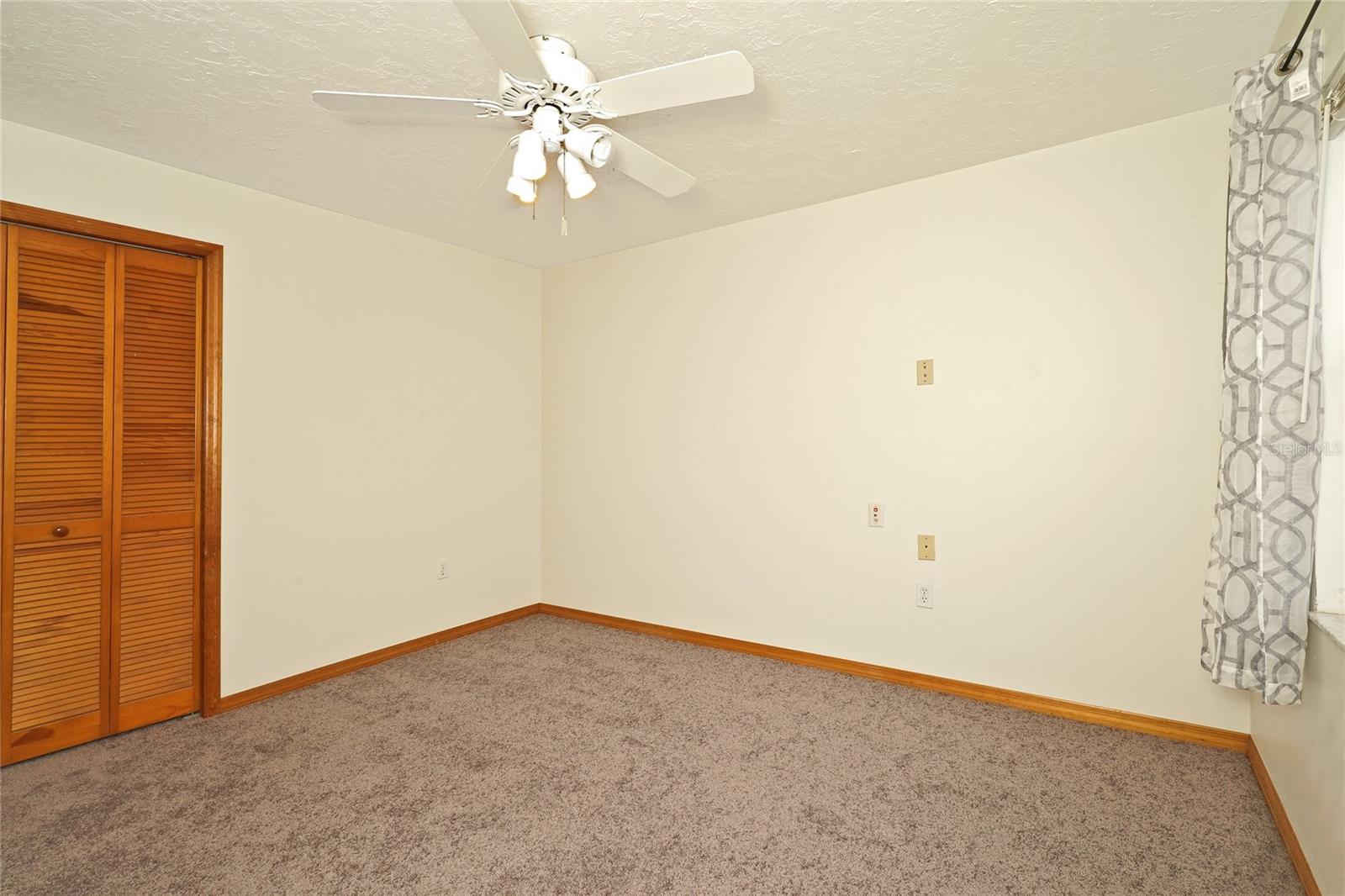 Image 27 of 37 For 385 Island Oaks Place