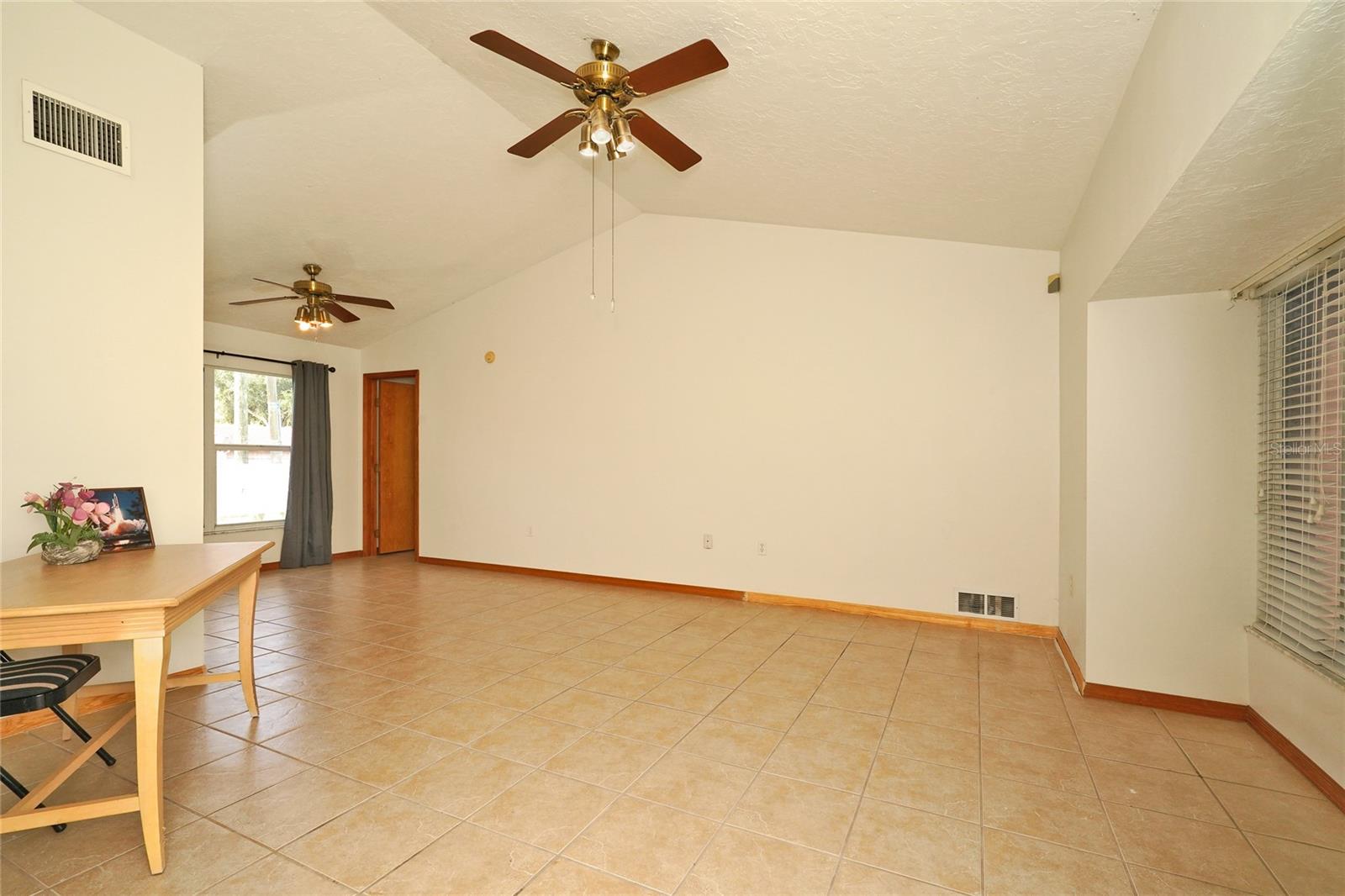 Image 7 of 37 For 385 Island Oaks Place