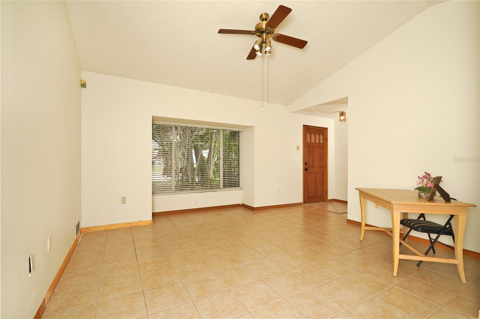 Image 8 of 37 For 385 Island Oaks Place