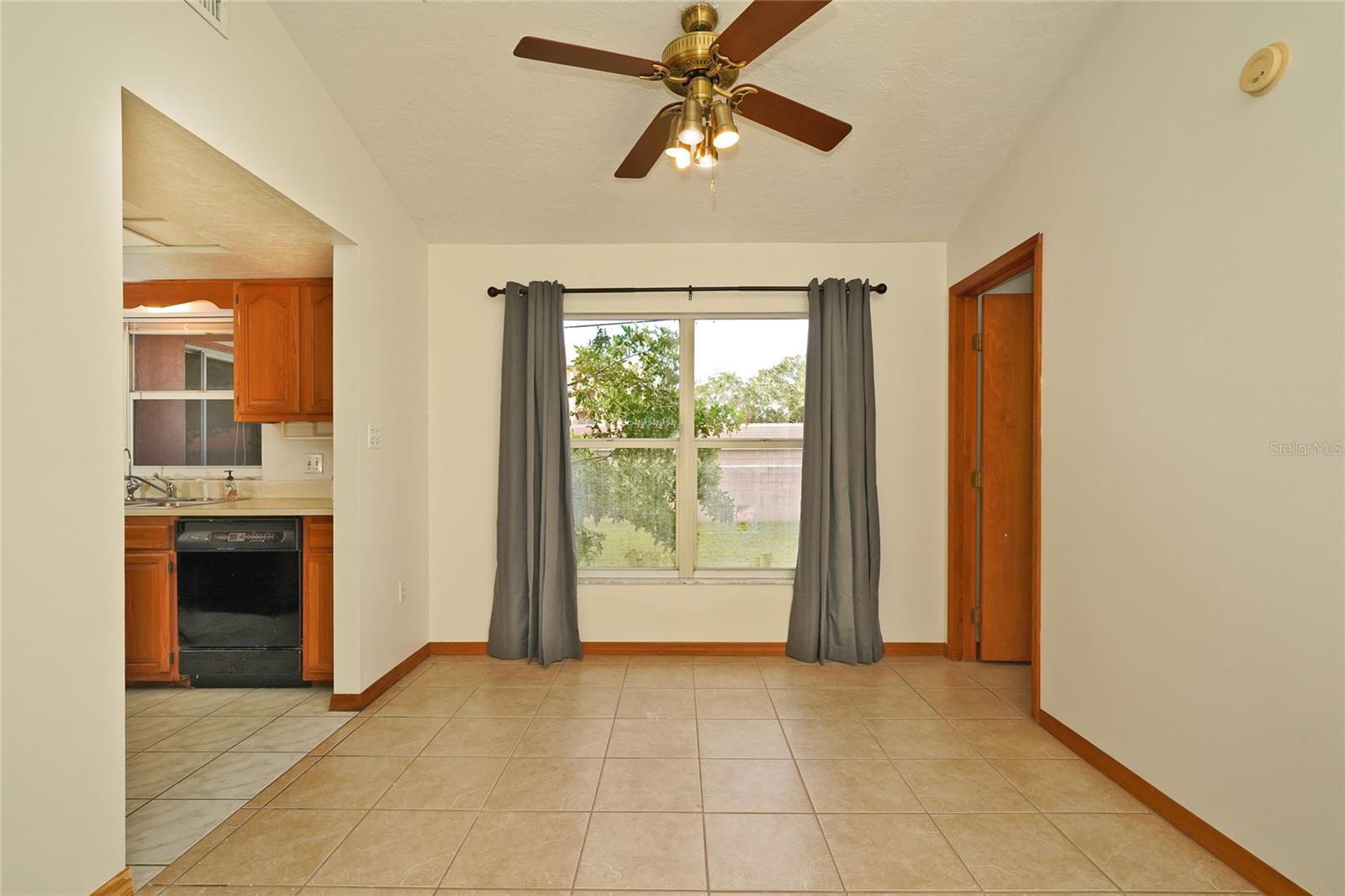 Image 9 of 37 For 385 Island Oaks Place