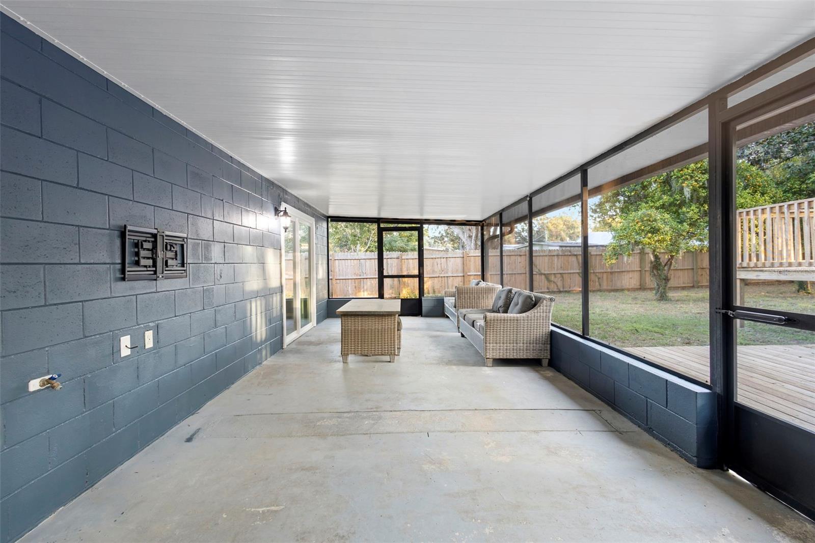 Image 25 of 39 For 1505 Floradel Avenue