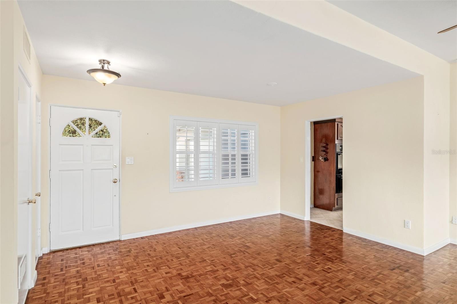 Listing photo id 2 for 1806 Pepperidge Drive