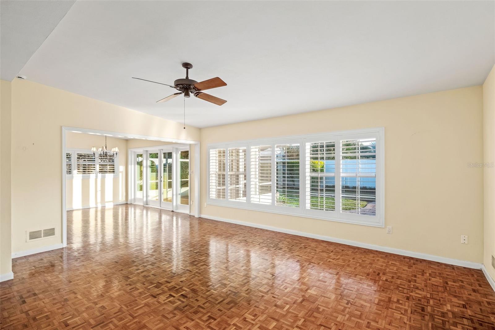 Listing photo id 3 for 1806 Pepperidge Drive