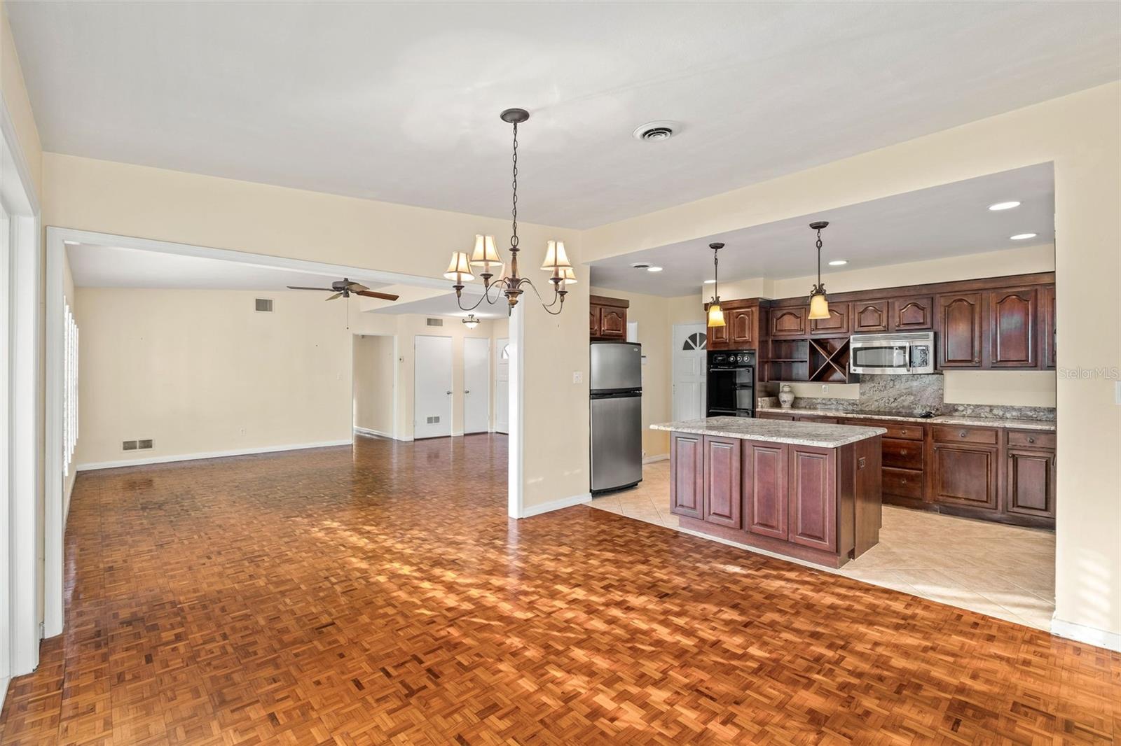 Listing photo id 6 for 1806 Pepperidge Drive