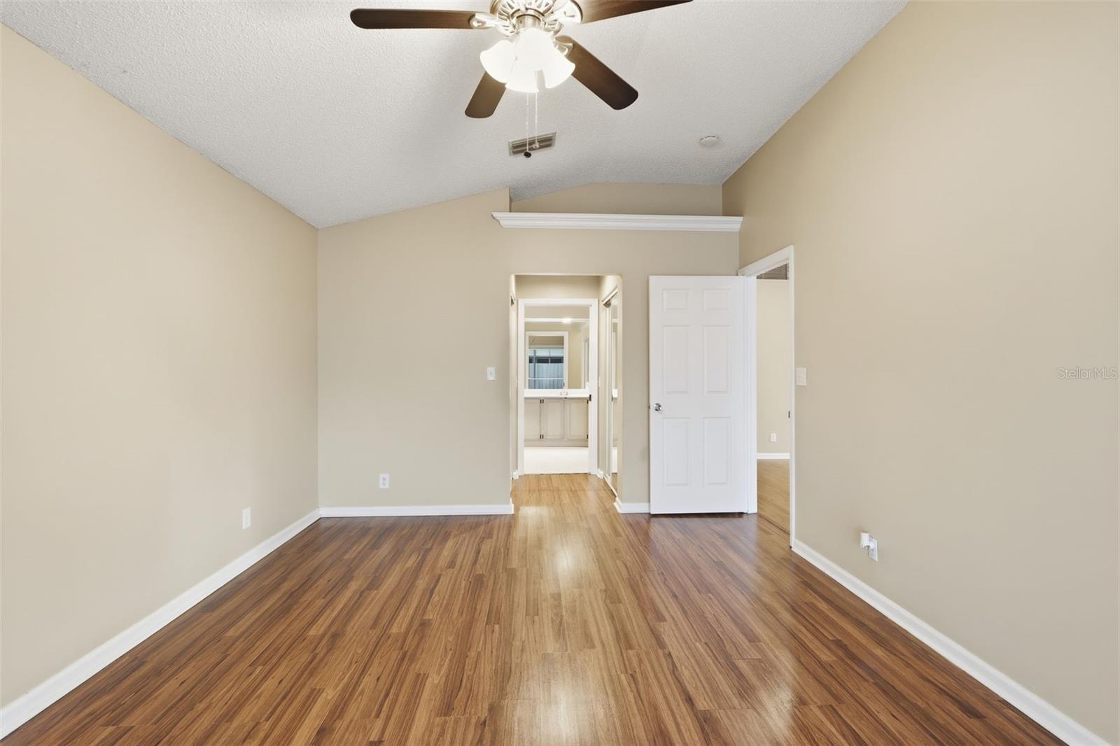 Image 18 of 39 For 13297 Emerald View Court