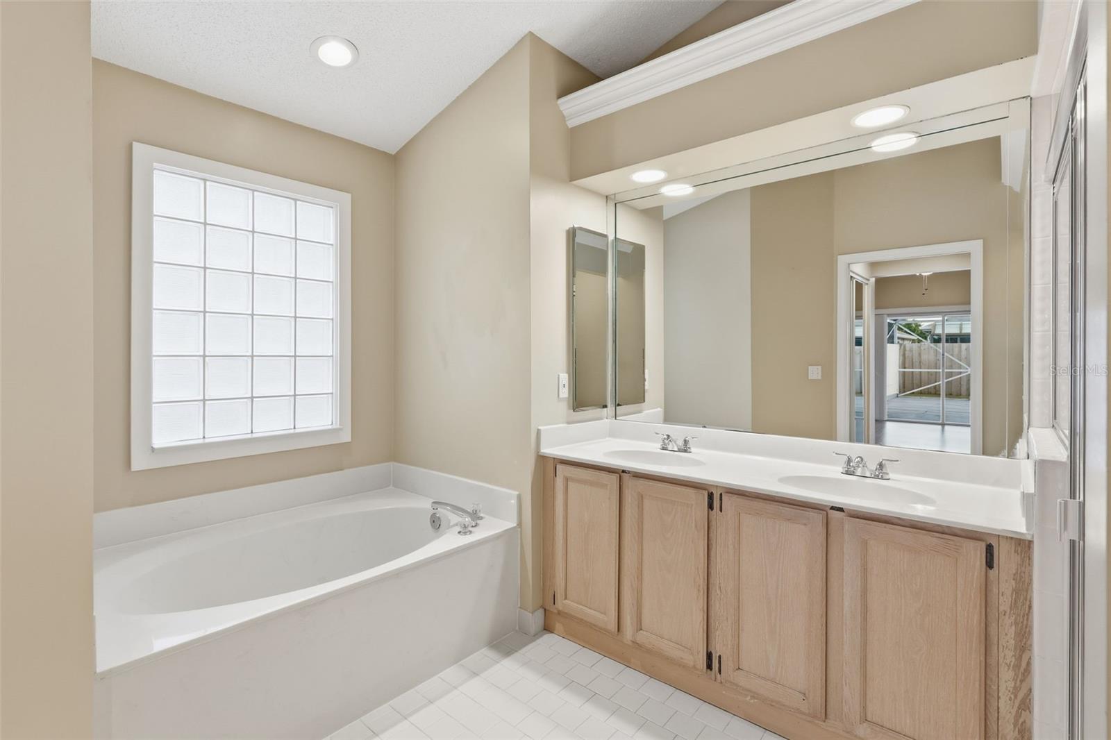 Image 27 of 39 For 13297 Emerald View Court