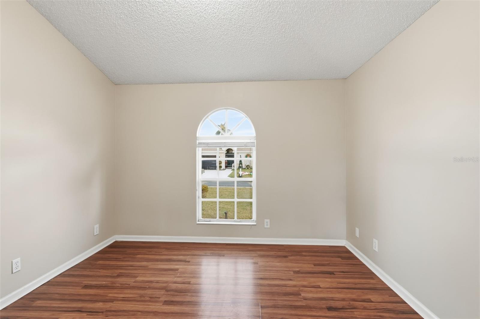 Image 9 of 39 For 13297 Emerald View Court