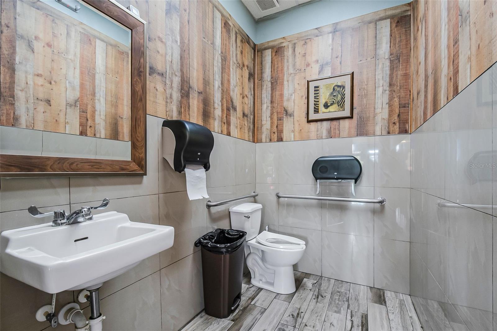 Image 12 of 52 For 2471 Semoran Boulevard