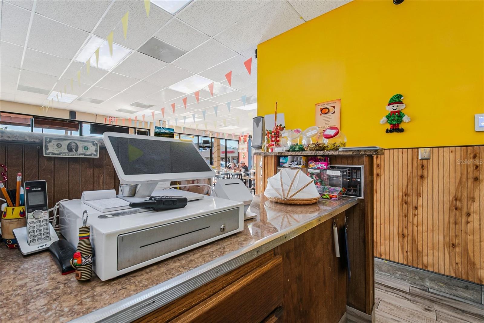 Image 18 of 52 For 2471 Semoran Boulevard