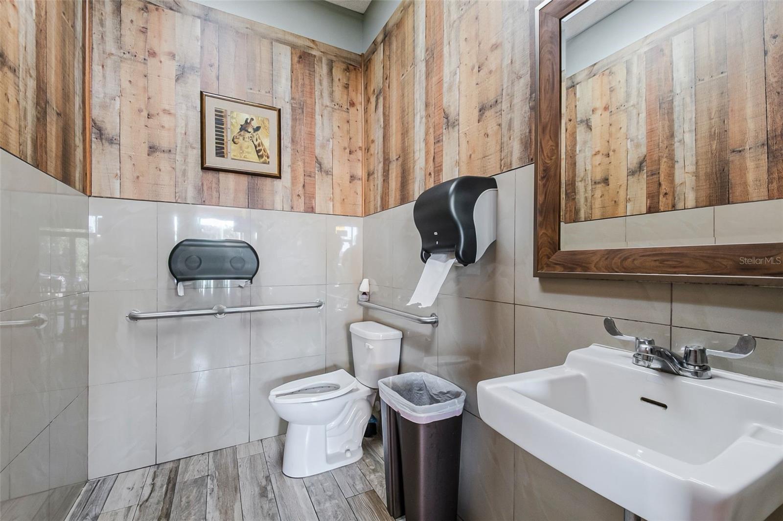 Image 5 of 52 For 2471 Semoran Boulevard