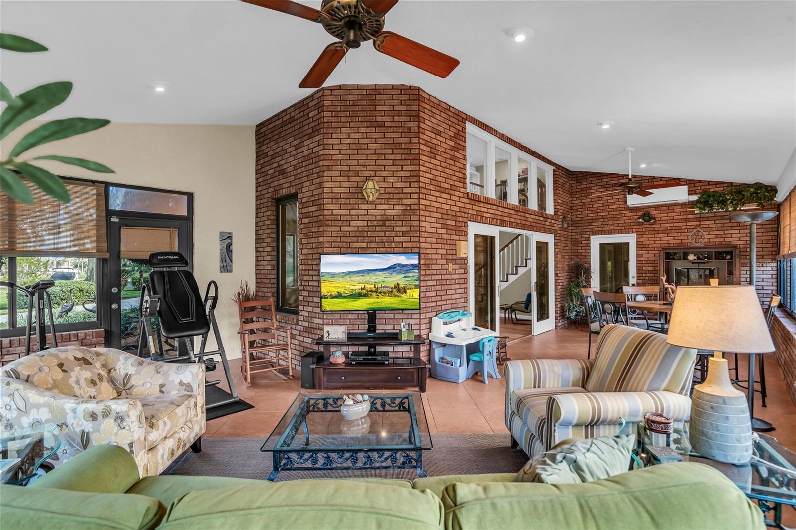 Image 17 of 83 For 104 Acacia Point