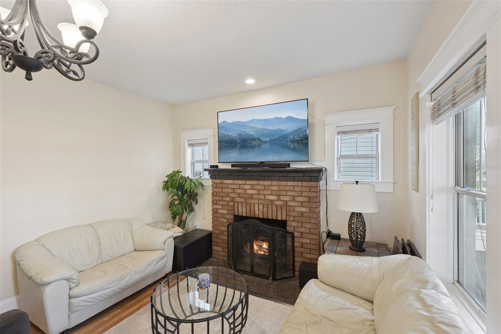 Image 7 of 33 For 612 Anderson Street