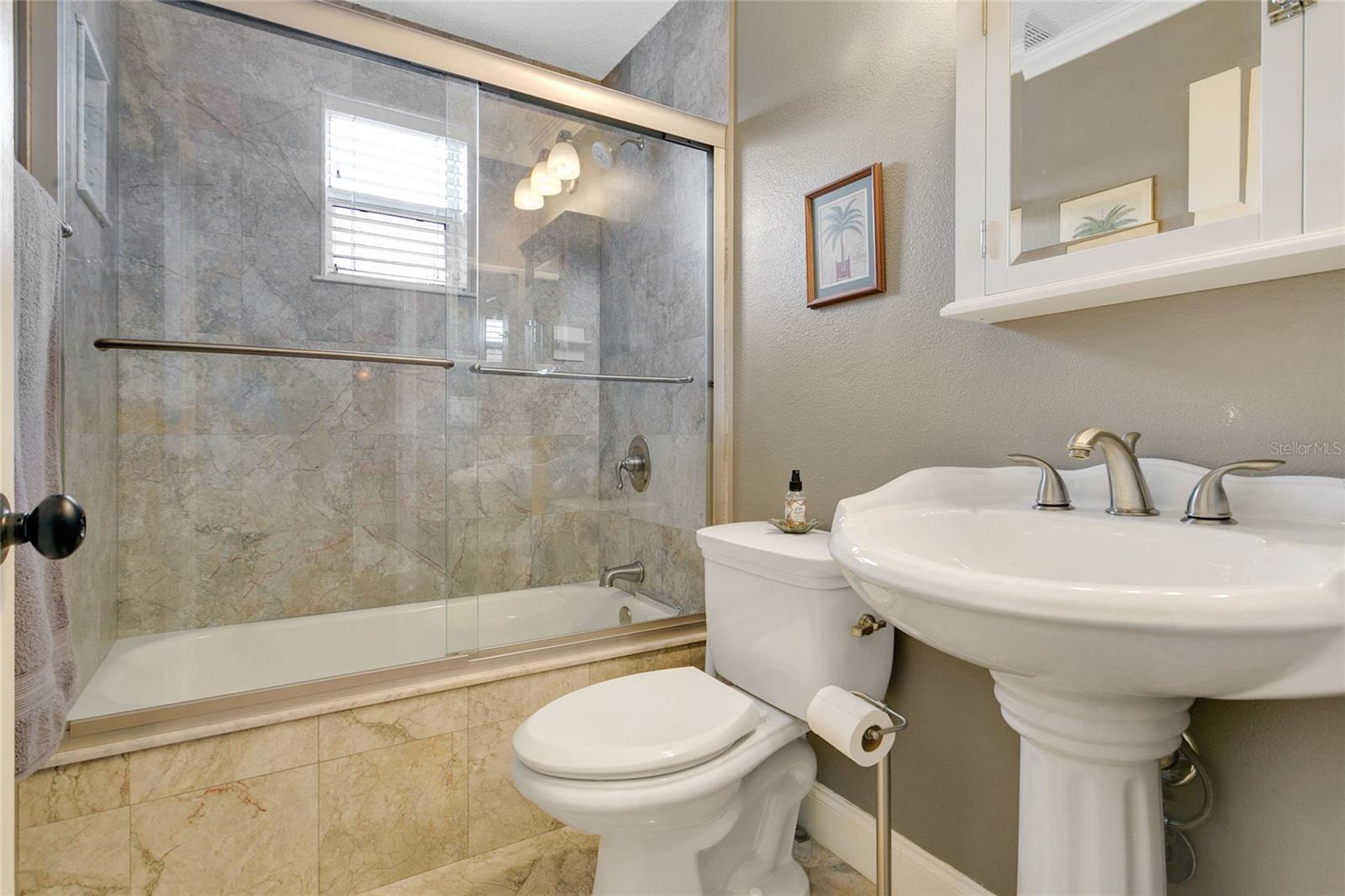 Image 25 of 36 For 1402 Waukon Circle