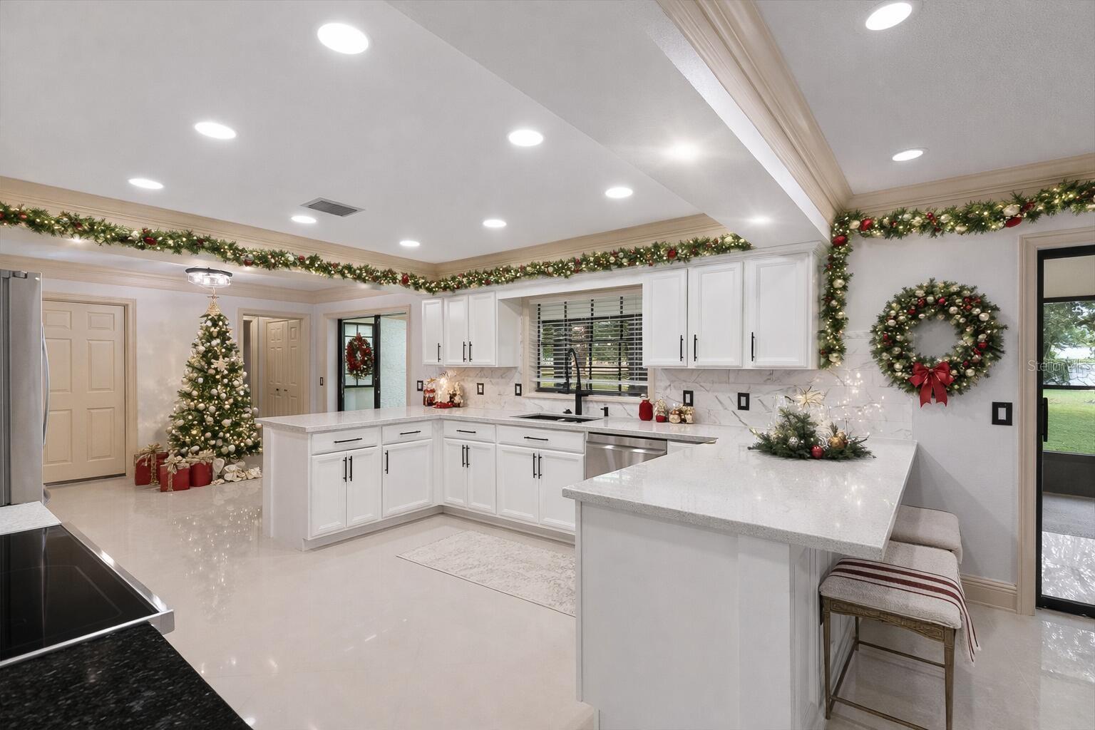 Listing photo id 39 for 1001 Edgemont Place